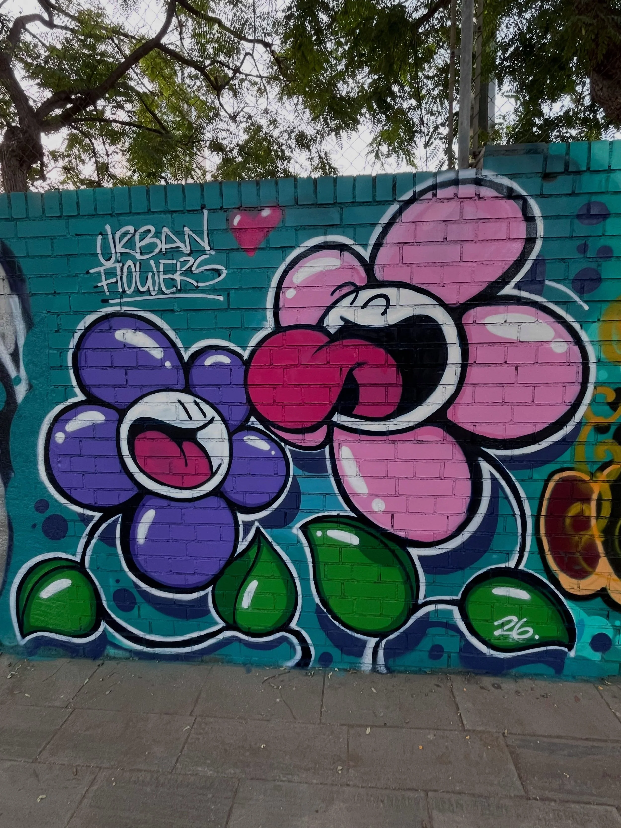 @theurbanflowers #streetart #barcelonastreetart #barcelonastreetstyletour #streetarttourbarcelona #barcelonastreetarttour