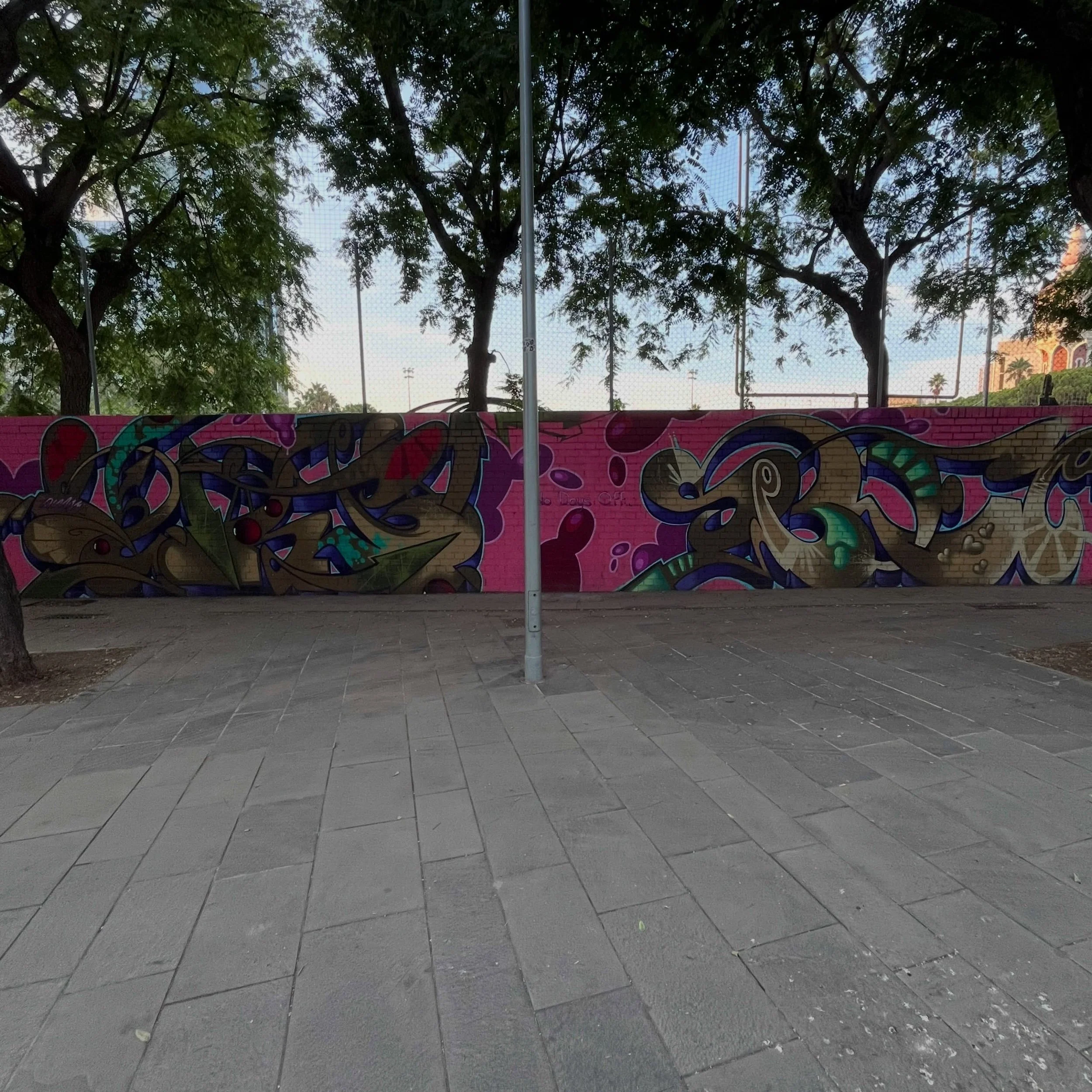 #graffiti #barcelonastreetart #barcelonastreetstyletour #streetarttourbarcelona #barcelonastreetarttour