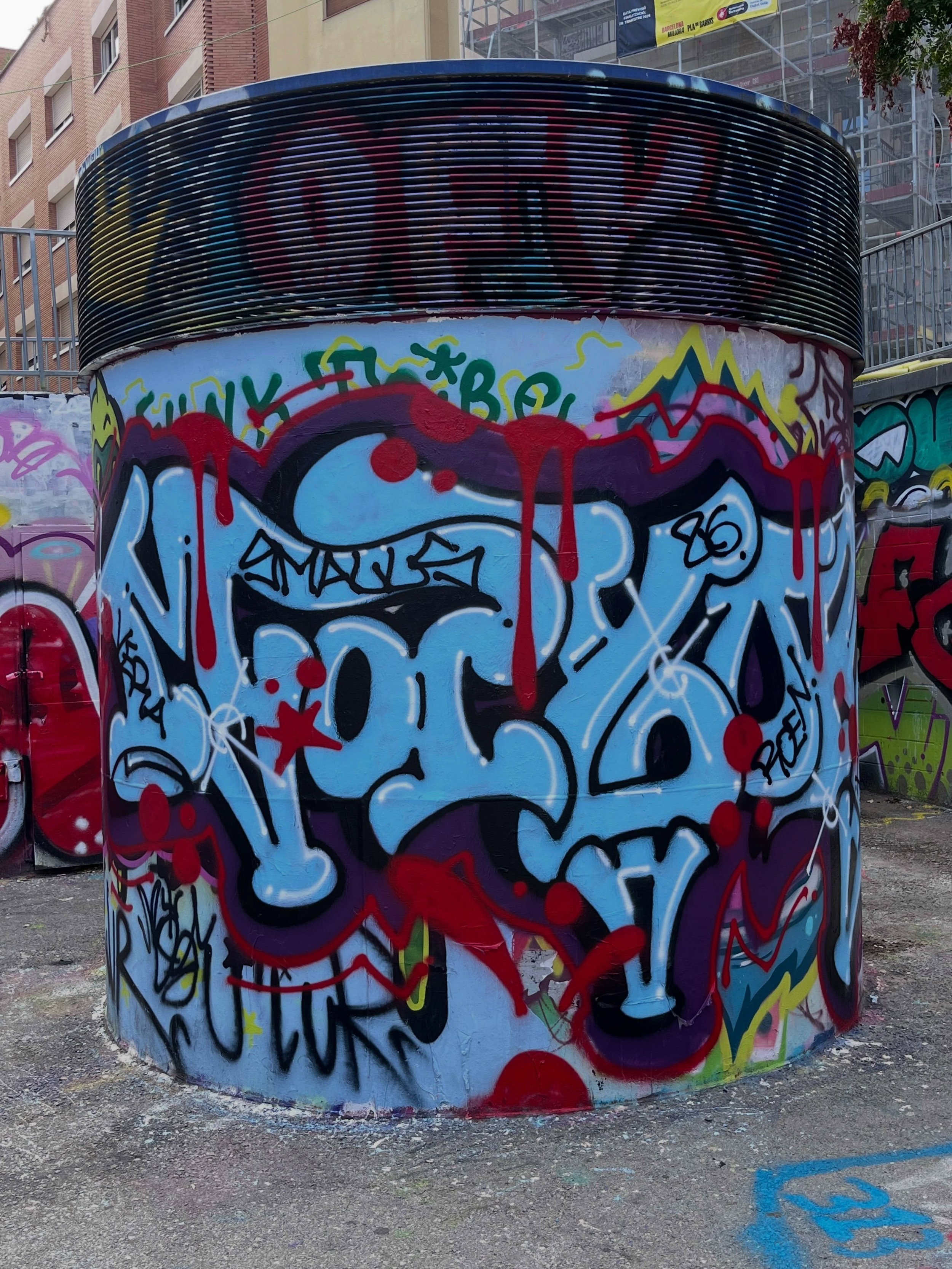 #graffiti #barcelonastreetart #barcelonastreetstyletour #streetarttourbarcelona #barcelonastreetarttour