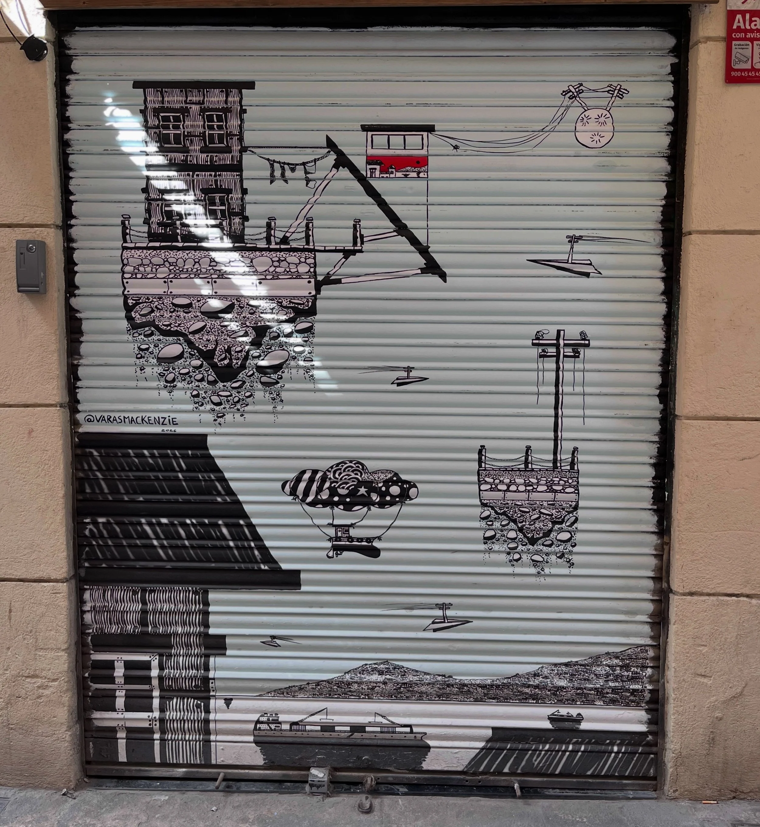 @varasmackenzie #streetart #barcelonastreetart #barcelonastreetstyletour #streetarttourbarcelona #barcelonastreetarttour