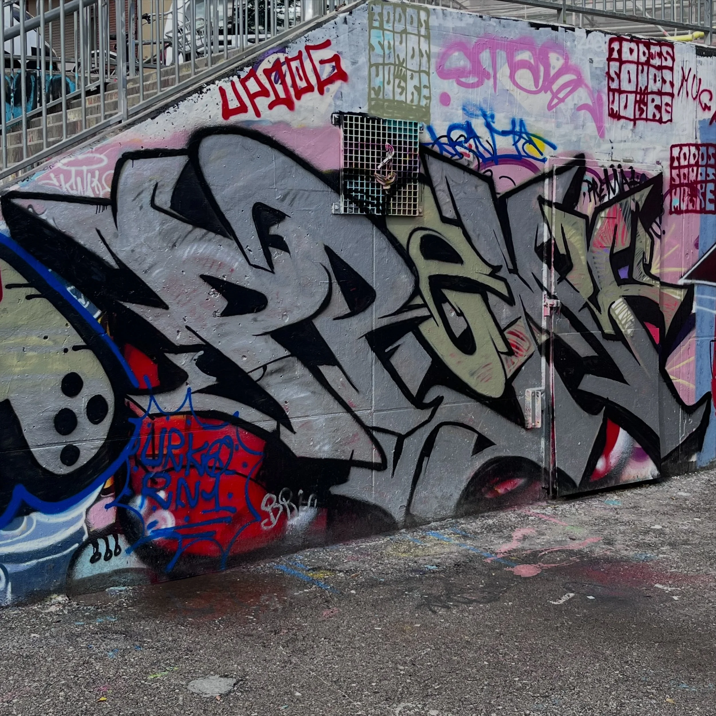 #graffiti #barcelonastreetart #barcelonastreetstyletour #streetarttourbarcelona #barcelonastreetarttour