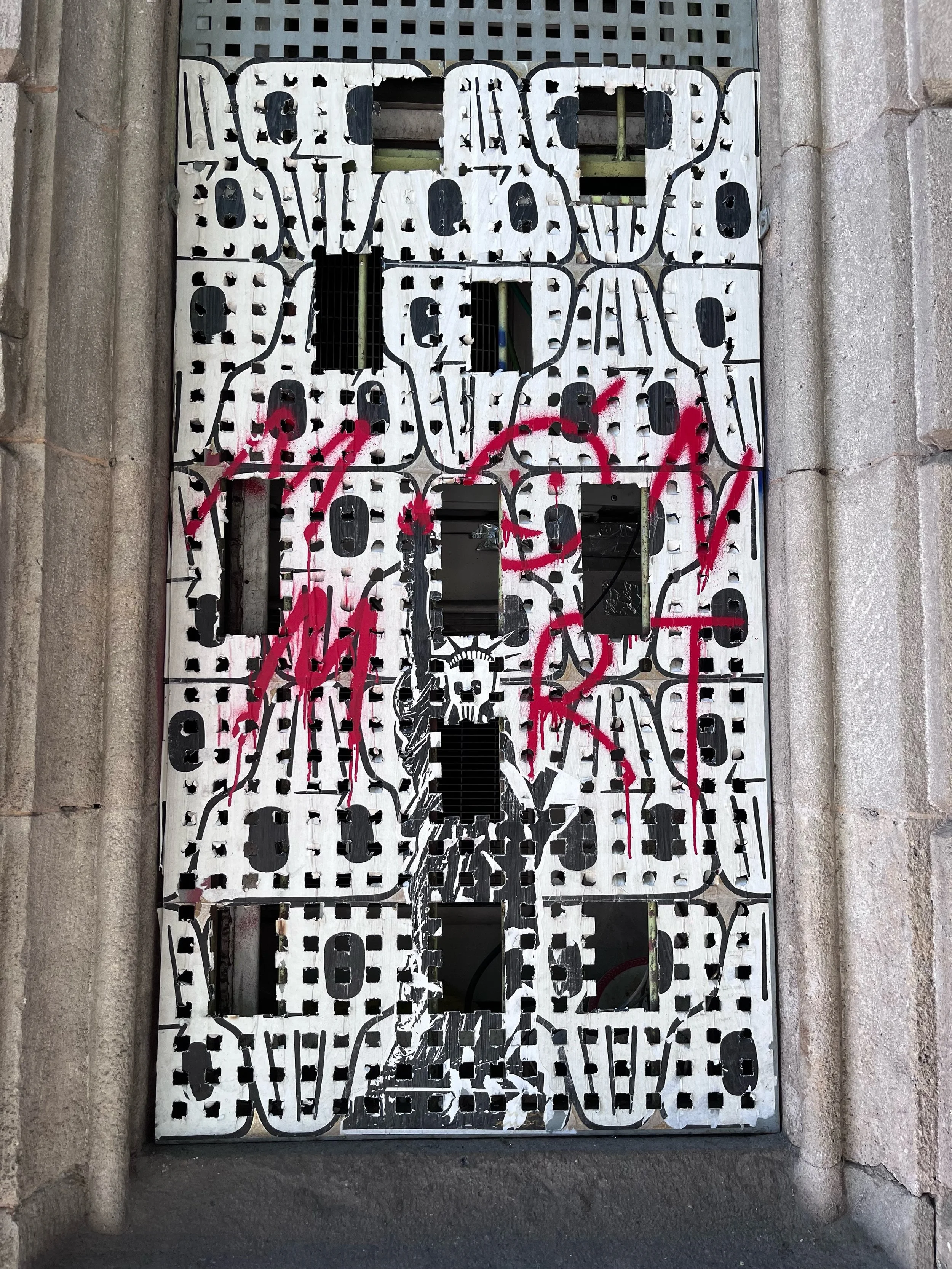 @monmort.laira #streetart #barcelonastreetart #barcelonastreetstyletour #streetarttourbarcelona #barcelonastreetarttour