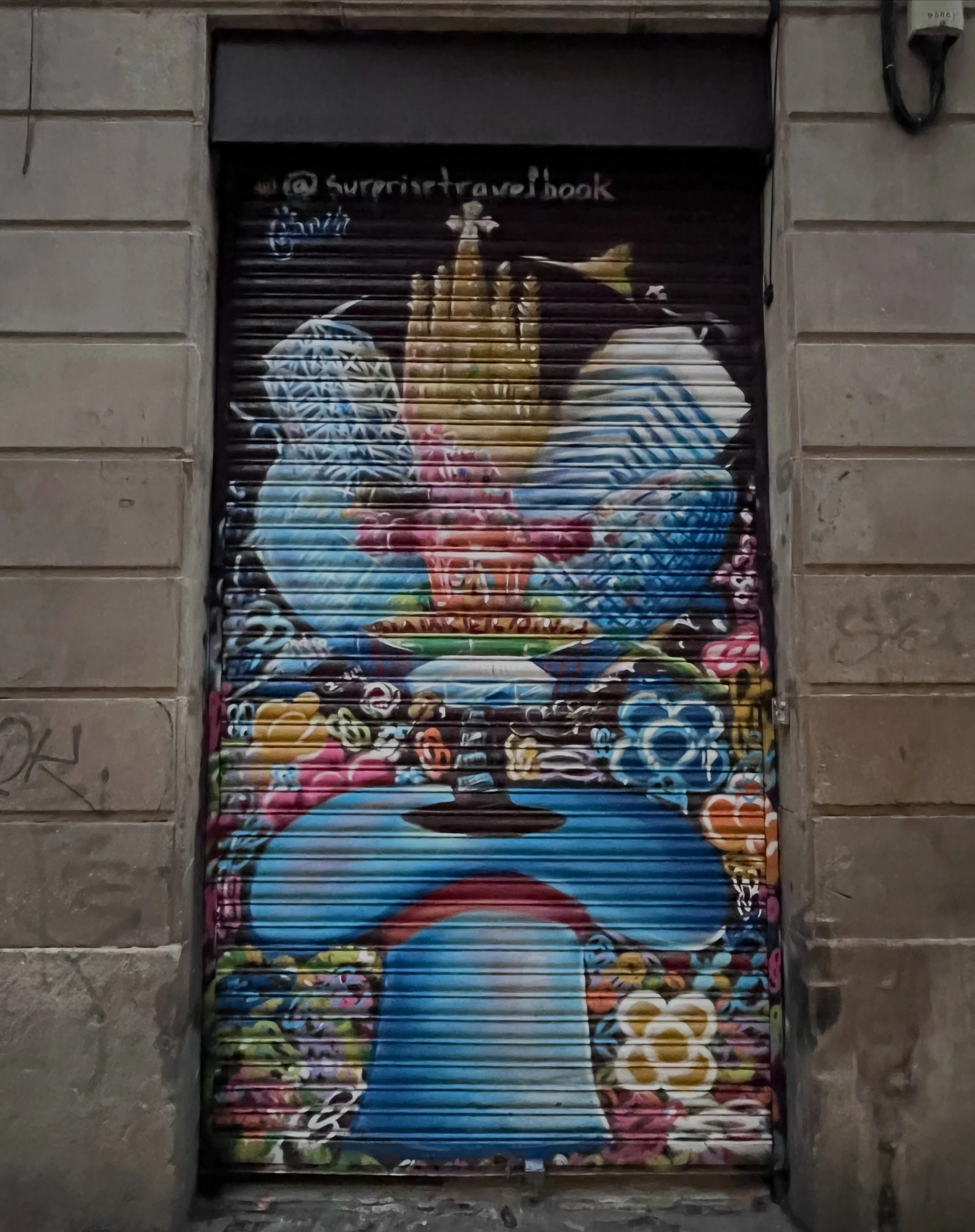 @surprisetravelbook #streetart #barcelonastreetart #barcelonastreetstyletour #streetarttourbarcelona #barcelonastreetarttour