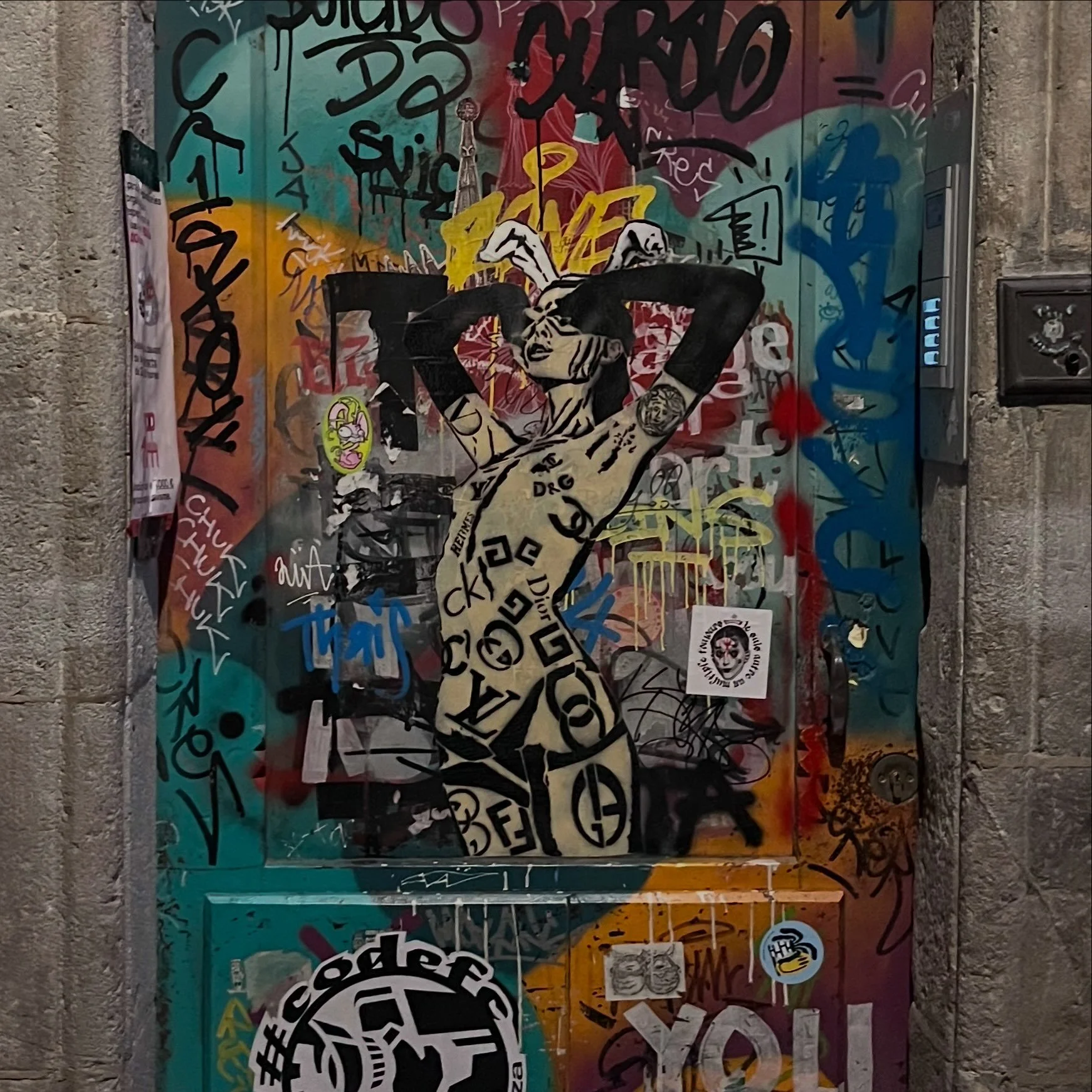@whiterabbit_factory #streetart #barcelonastreetart #barcelonastreetstyletour #streetarttourbarcelona #barcelonastreetarttour