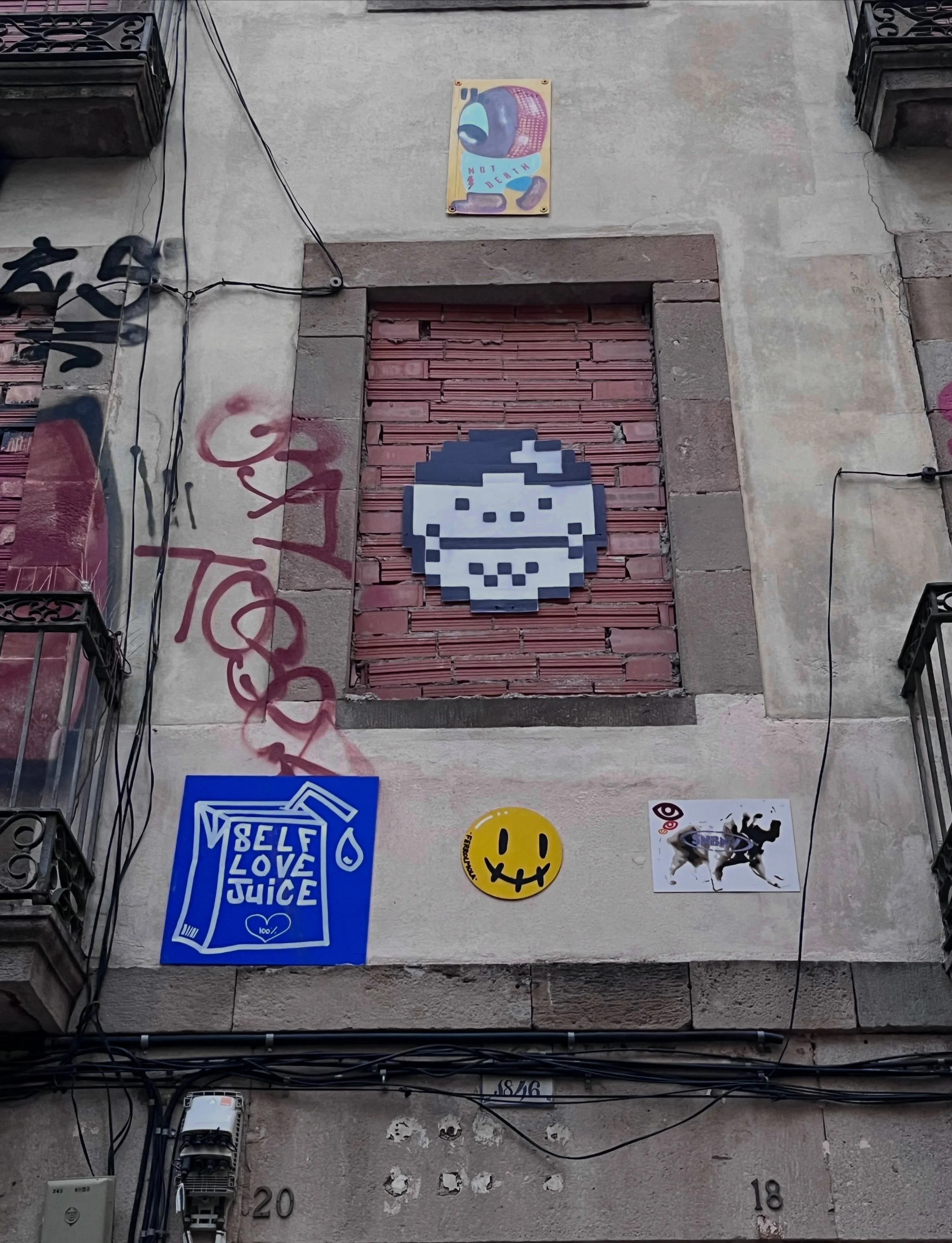 @astronautstreetart @wolfstickershop @ferrol.mola @maisoncactus.artgallery #streetart #barcelonastreetart #barcelonastreetstyletour #streetarttourbarcelona #barcelonastreetarttour