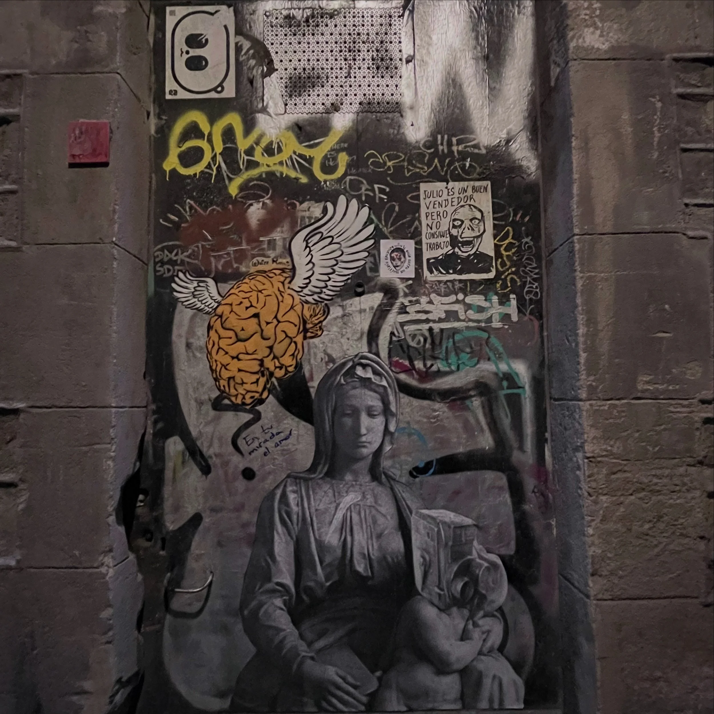 @fuer.panda @whiterabbit_factory #streetart @nicollage_kg  @codefc #barcelonastreetart #barcelonastreetstyletour #streetarttourbarcelona #barcelonastreetarttour