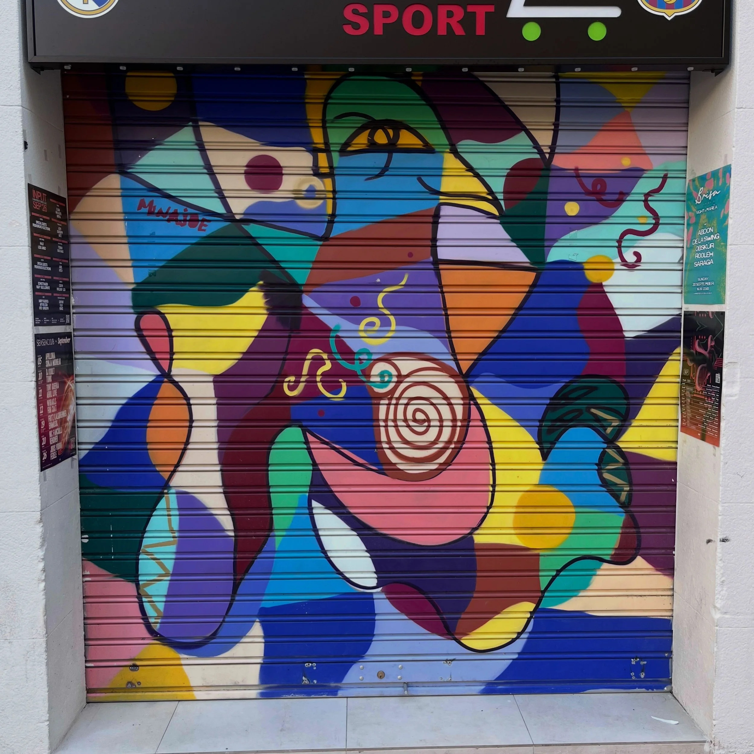 @minajoe.art #streetart #barcelonastreetart #barcelonastreetstyletour #streetarttourbarcelona #barcelonastreetarttour