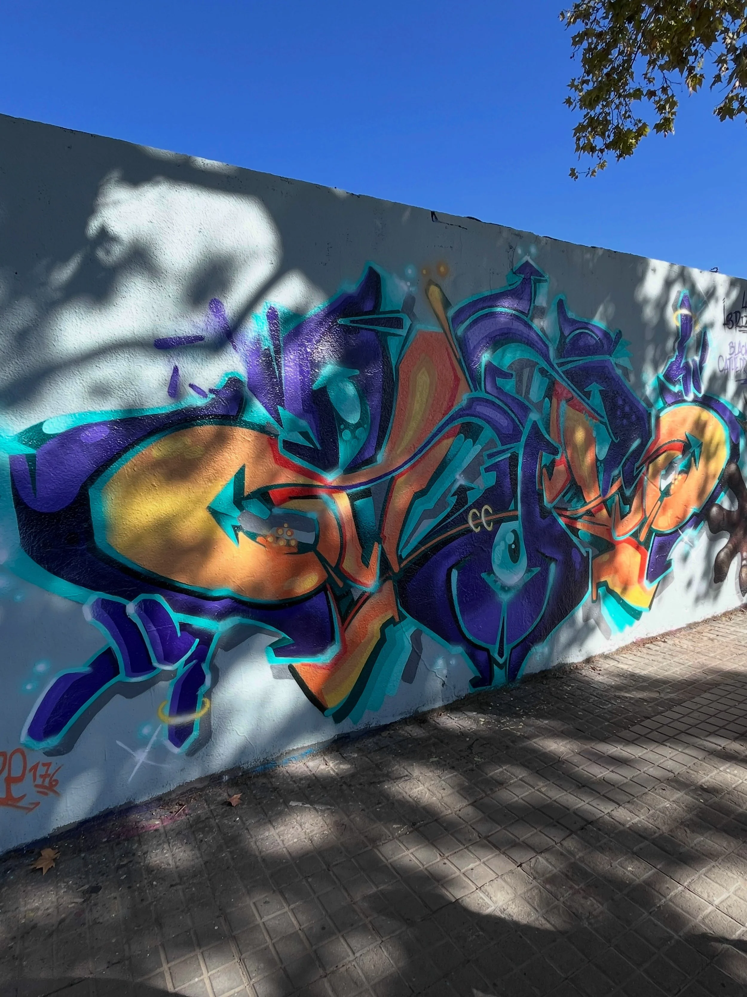 #graffiti #barcelonastreetart #barcelonastreetstyletour #streetarttourbarcelona #barcelonastreetarttour