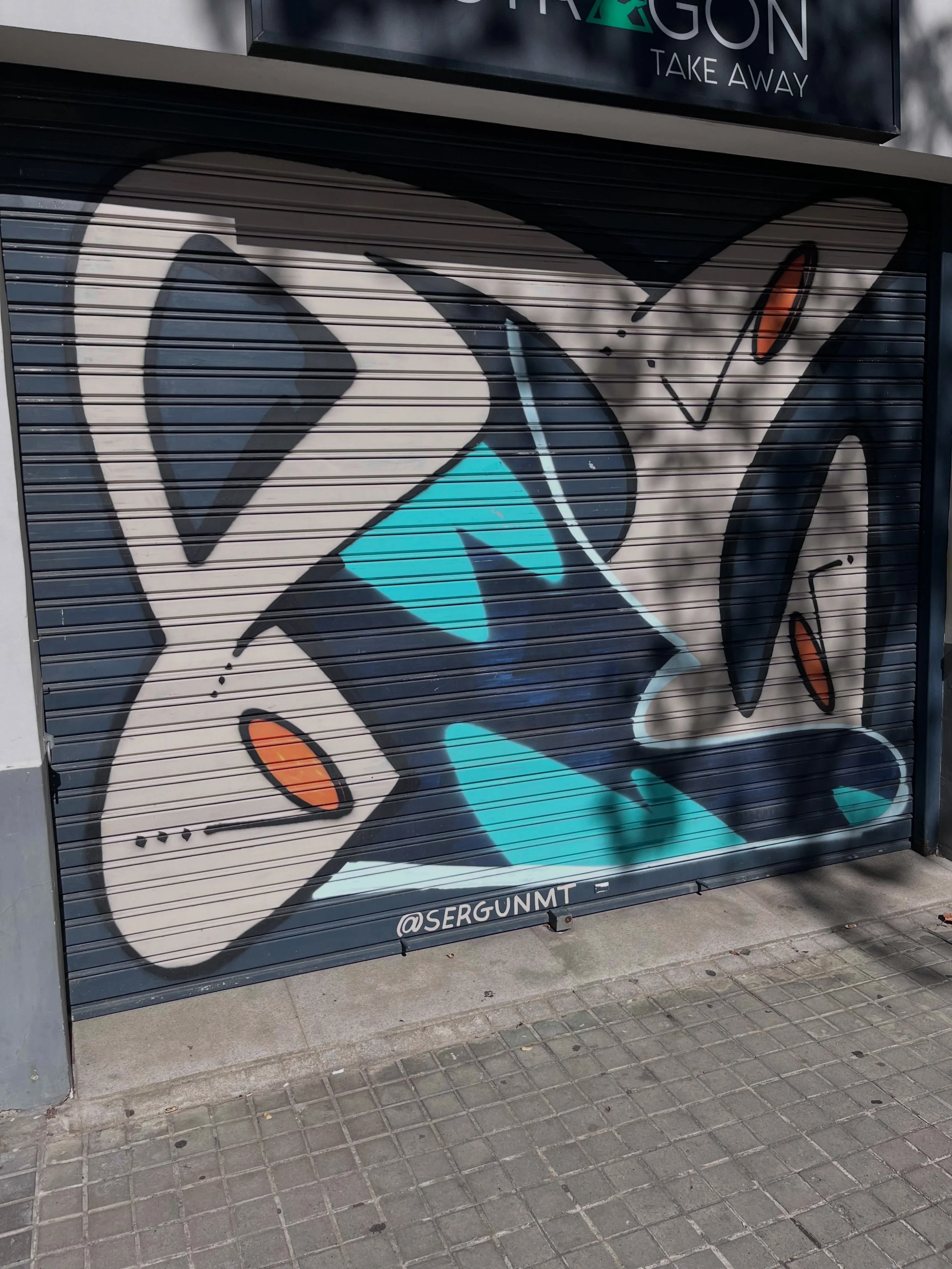 @sergunmt #streetart #barcelonastreetart #barcelonastreetstyletour #streetarttourbarcelona #barcelonastreetarttour