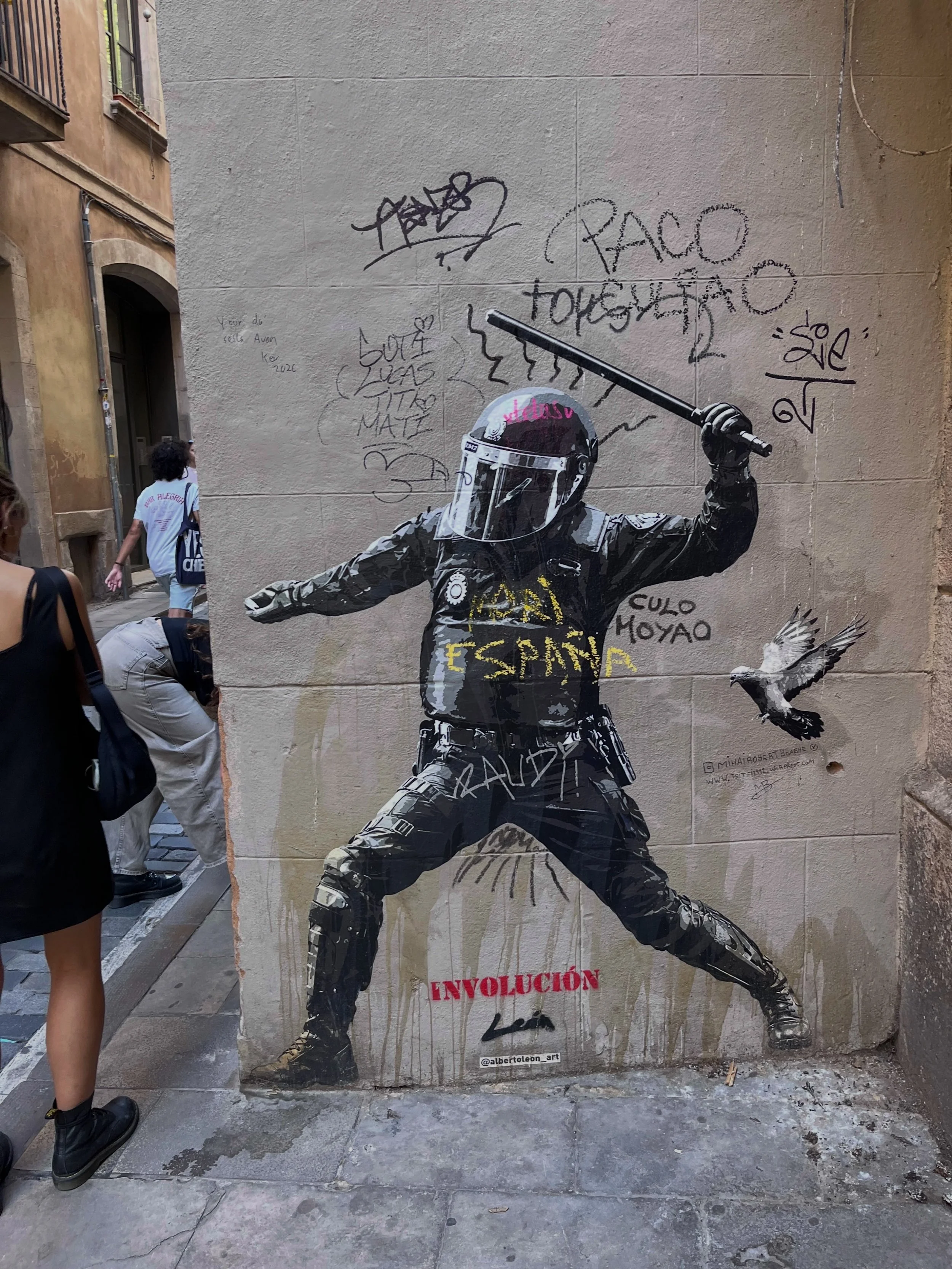 @albertoleon_art #streetart #barcelonastreetart #barcelonastreetstyletour #streetarttourbarcelona #barcelonastreetarttour