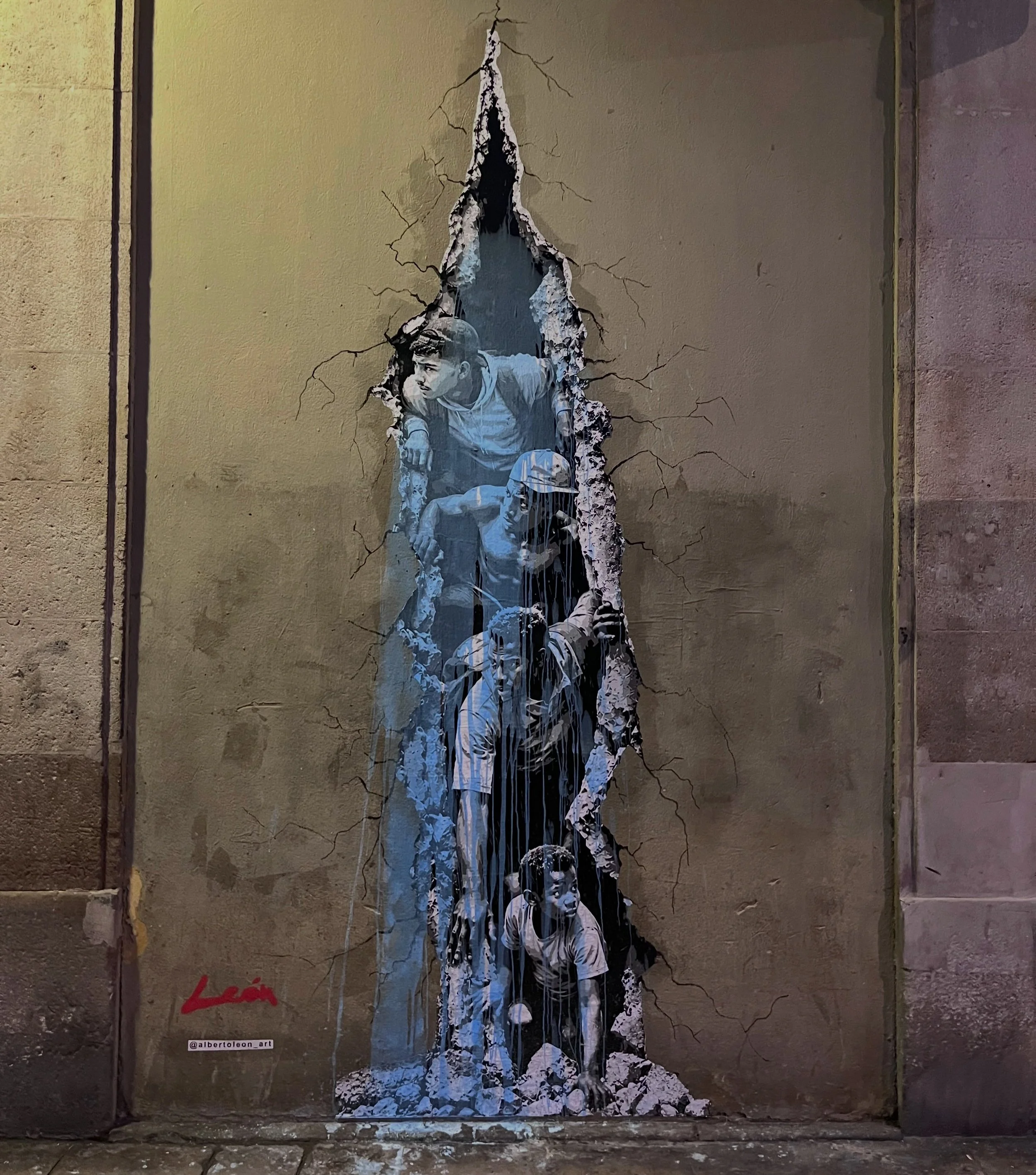 @albertoleon_art #streetart #barcelonastreetart #barcelonastreetstyletour #streetarttourbarcelona #barcelonastreetarttour