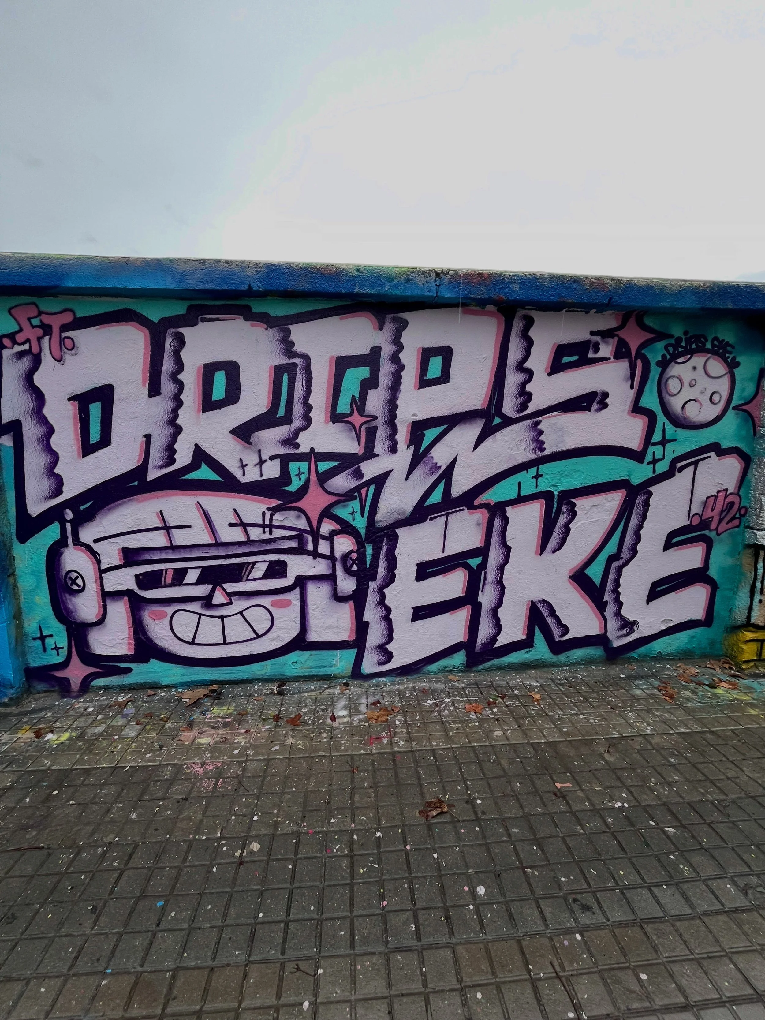 @dripsy.hussle @ekemoon42 #graffiti #barcelonastreetart #barcelonastreetstyletour #streetarttourbarcelona #barcelonastreetarttour