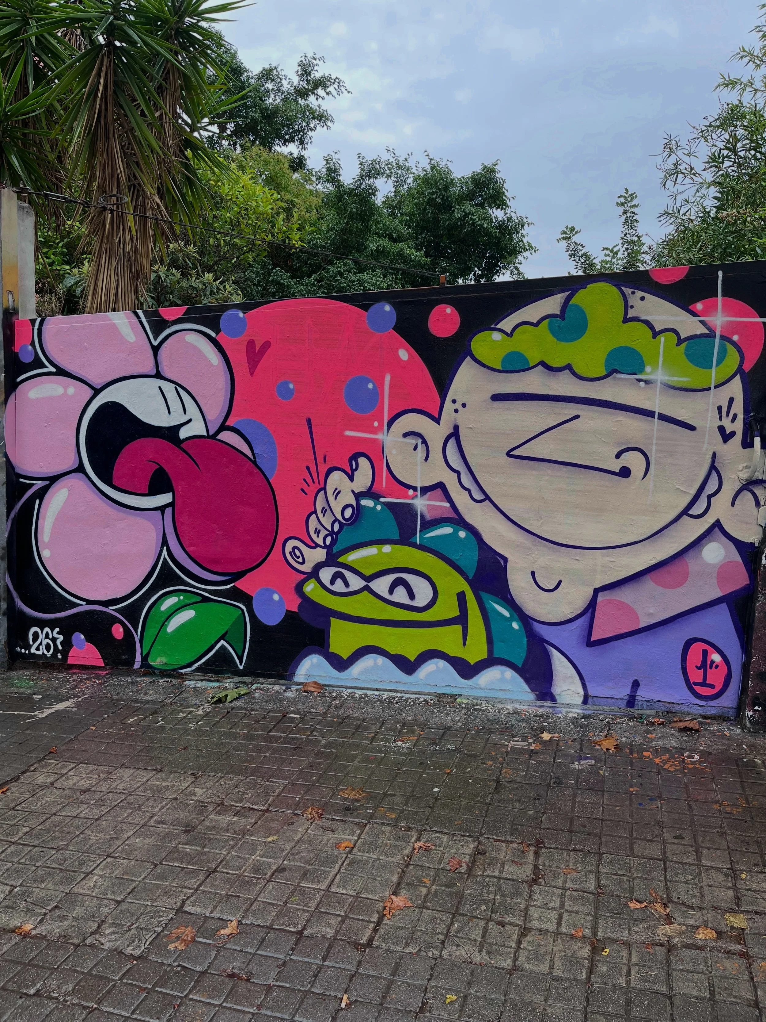 @theurbanflowers @chris.god85 @oncps #streetart #barcelonastreetart #barcelonastreetstyletour #streetarttourbarcelona #barcelonastreetarttour