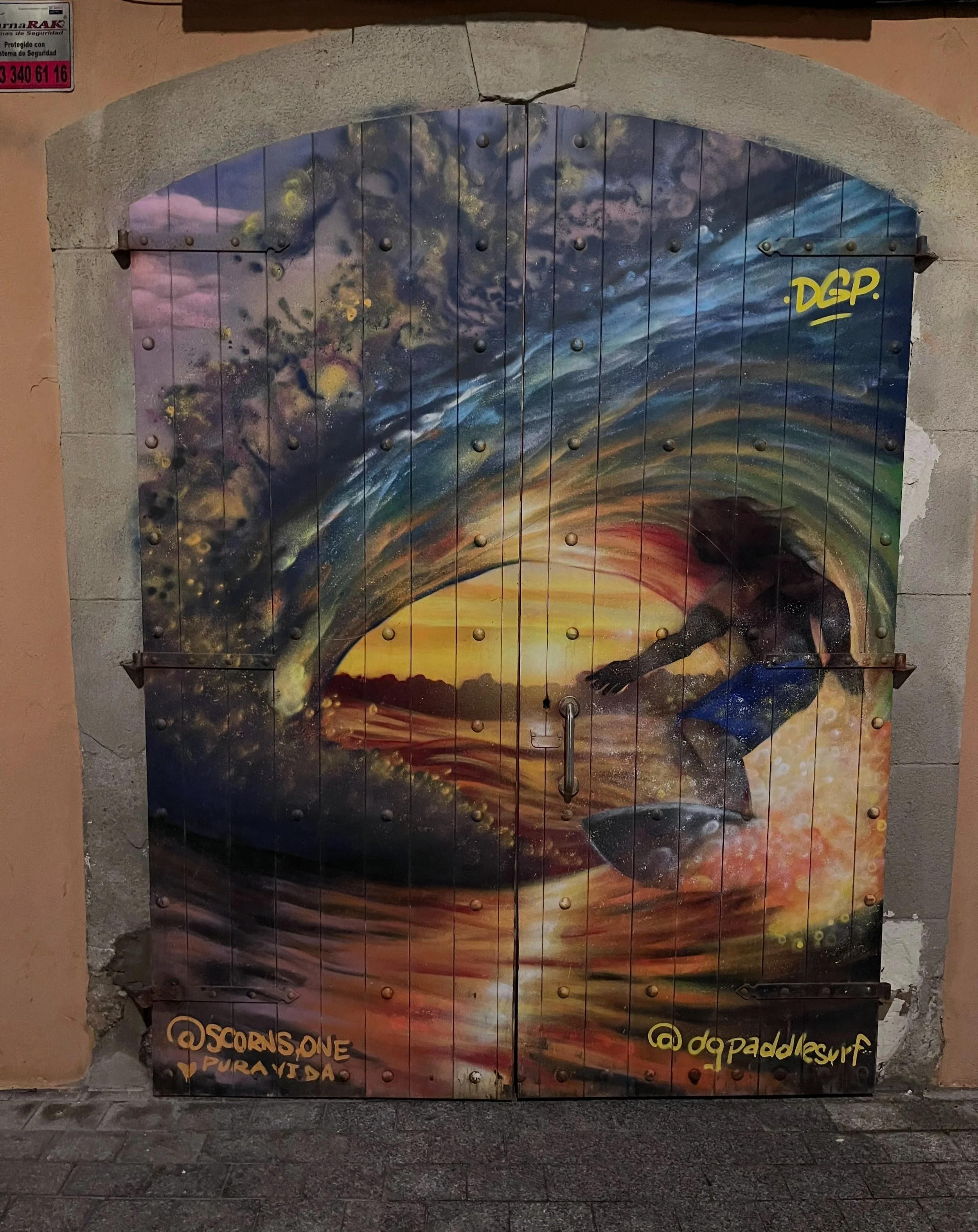 @scorns.one #streetart #barcelonastreetart #barcelonastreetstyletour #streetarttourbarcelona #barcelonastreetarttour