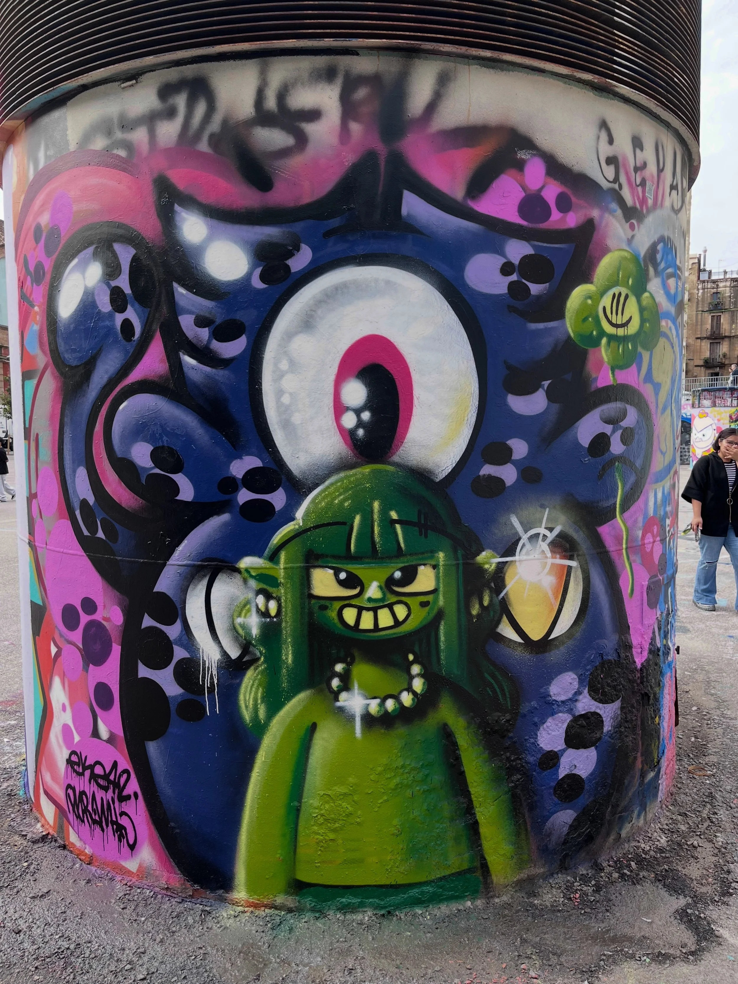 @ekemoon42 #streetart #barcelonastreetart #barcelonastreetstyletour #streetarttourbarcelona #barcelonastreetarttour