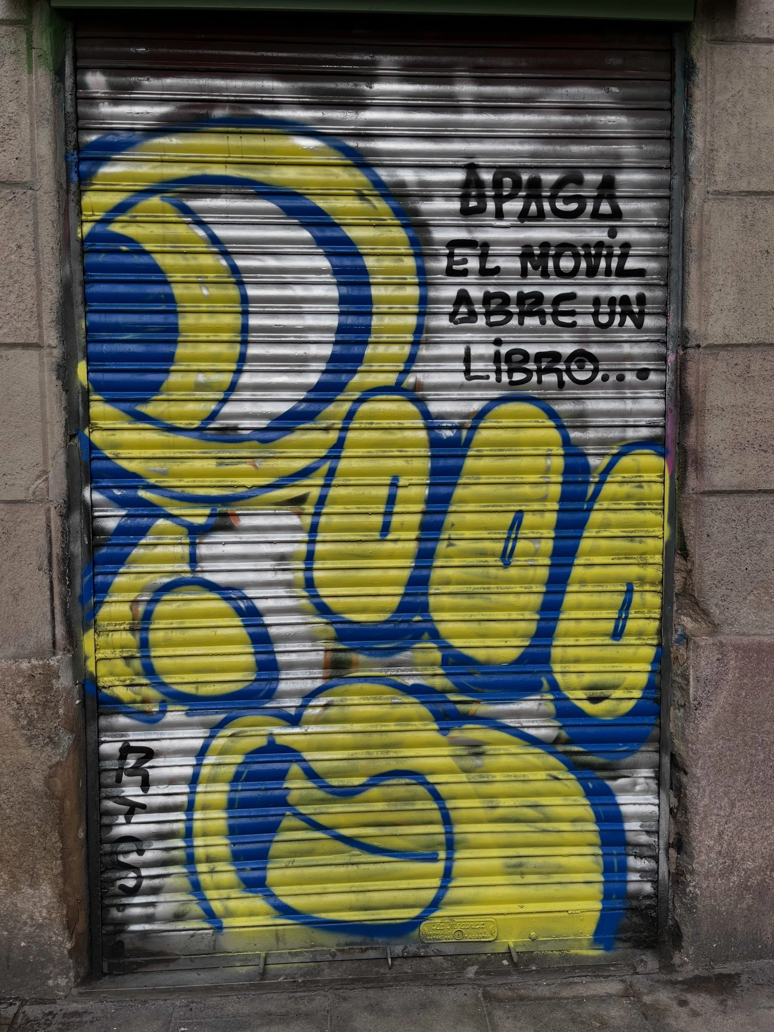 @ueya.revive #streetart #barcelonastreetart #barcelonastreetstyletour #streetarttourbarcelona #barcelonastreetarttour
