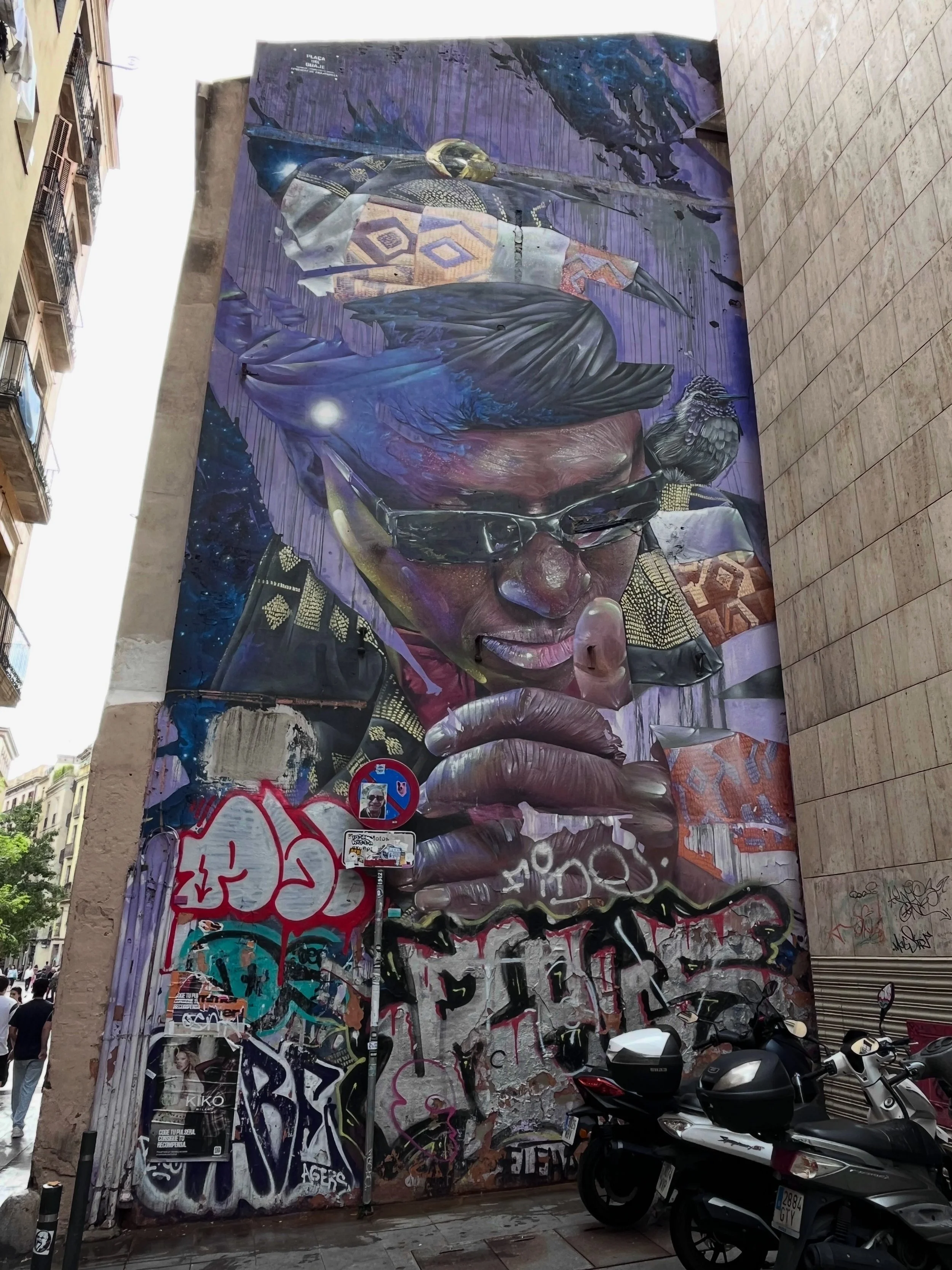 @conse.arts #streetart #barcelonastreetart #barcelonastreetstyletour #streetarttourbarcelona #barcelonastreetarttour