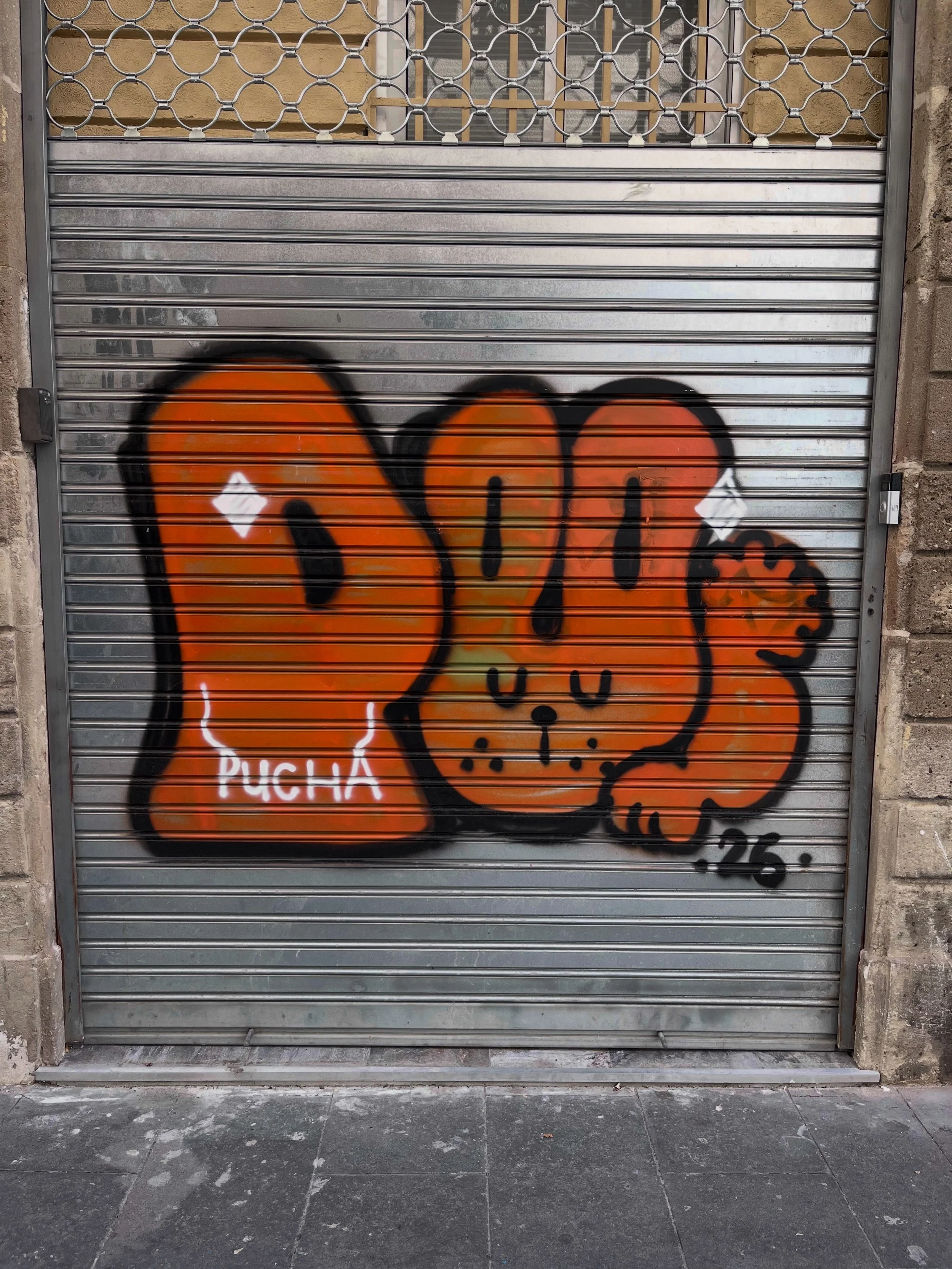 @sigoromantico #streetart #barcelonastreetart #barcelonastreetstyletour #streetarttourbarcelona #barcelonastreetarttour
