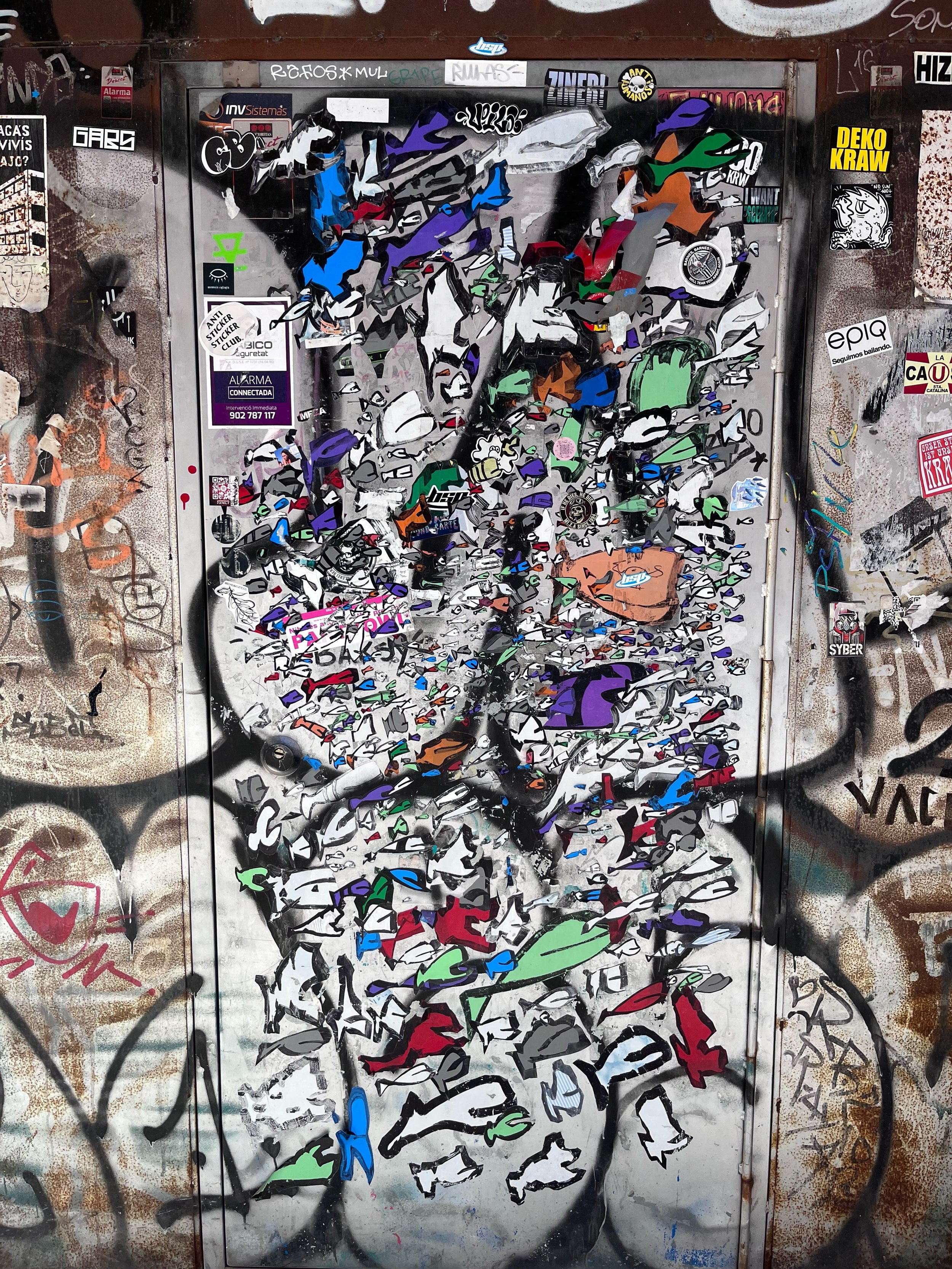 @pezessspolla #streetart #barcelonastreetart #barcelonastreetstyletour #streetarttourbarcelona #barcelonastreetarttour
