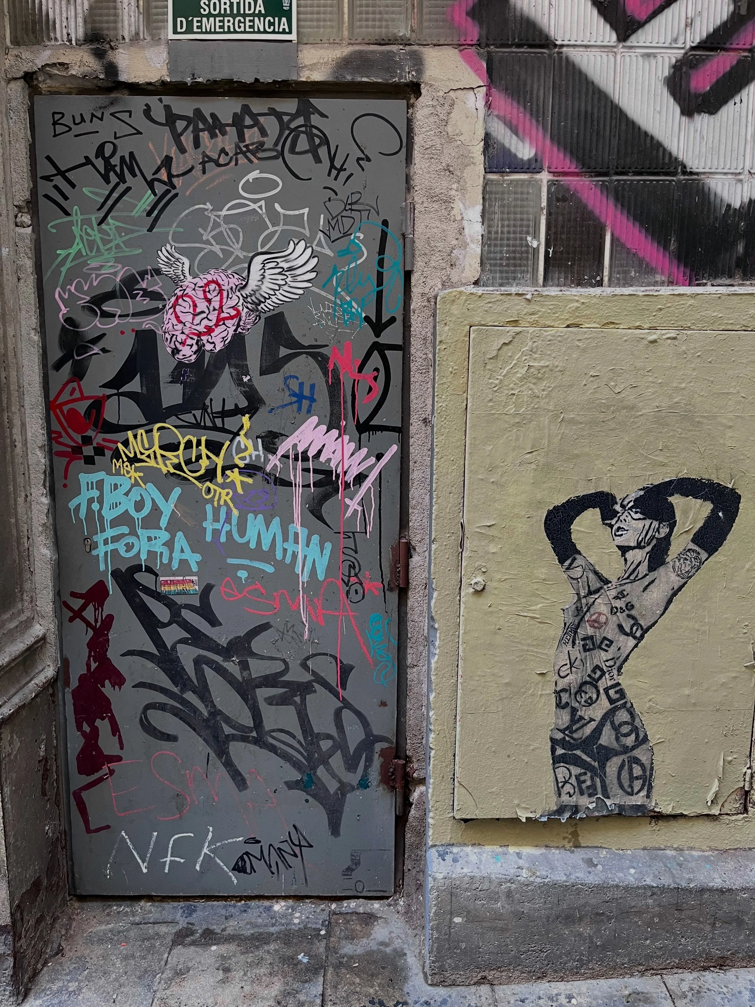 @whiterabbit_factory #streetart #barcelonastreetart #barcelonastreetstyletour #streetarttourbarcelona #barcelonastreetarttour