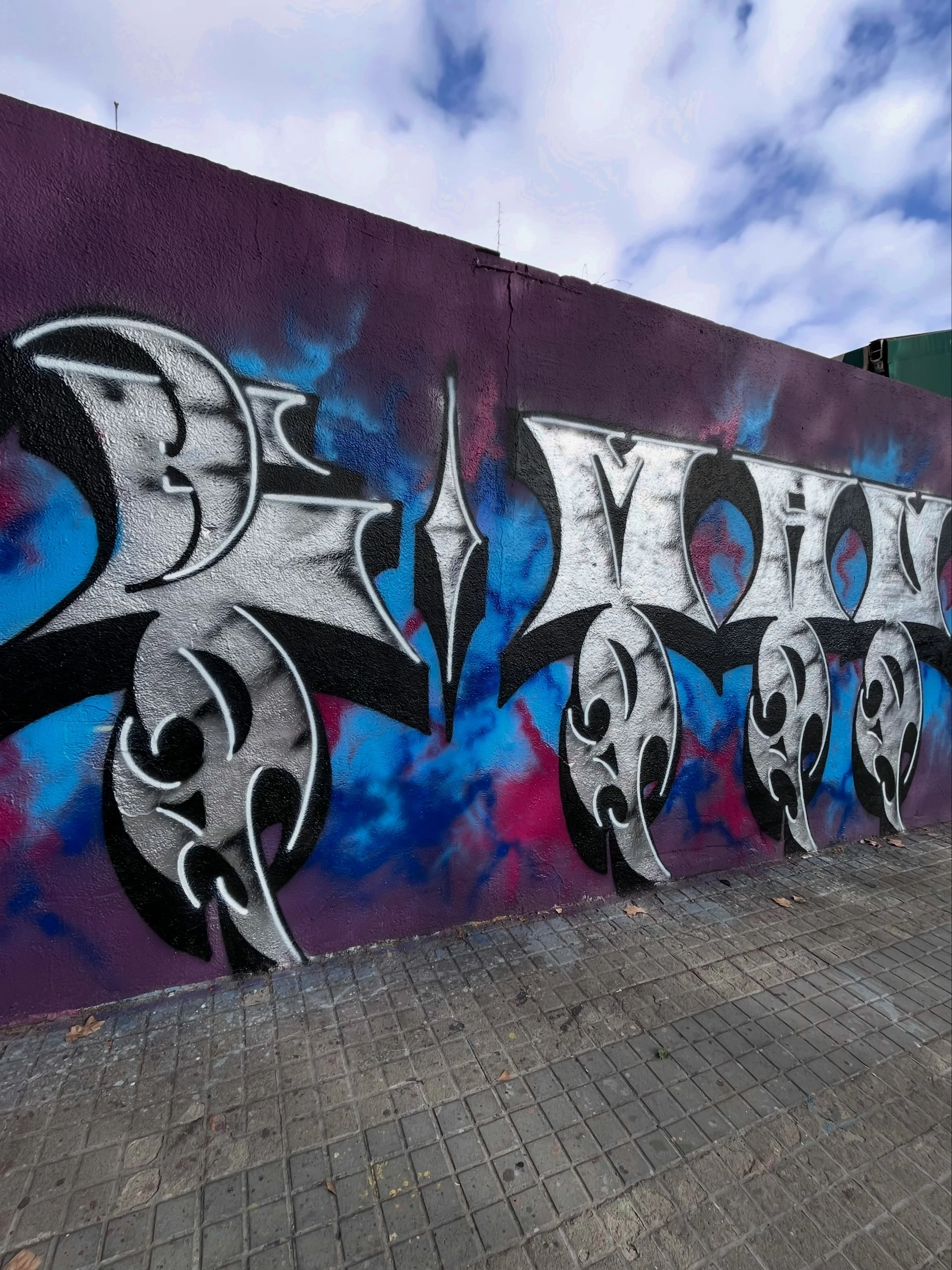 #graffiti #barcelonastreetart #barcelonastreetstyletour #streetarttourbarcelona #barcelonastreetarttour