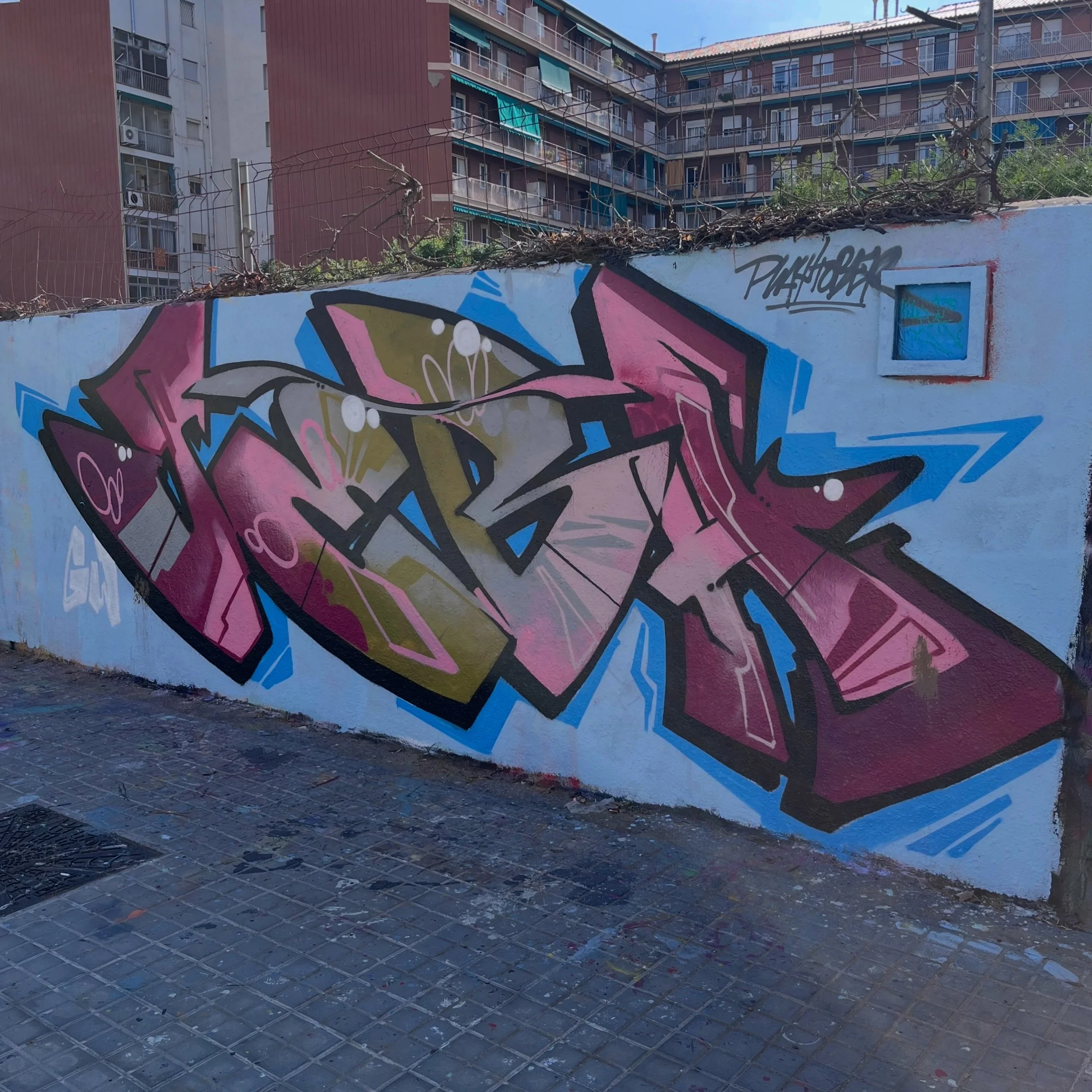 @jebaldn #graffiti #barcelonastreetart #barcelonastreetstyletour #streetarttourbarcelona #barcelonastreetarttour