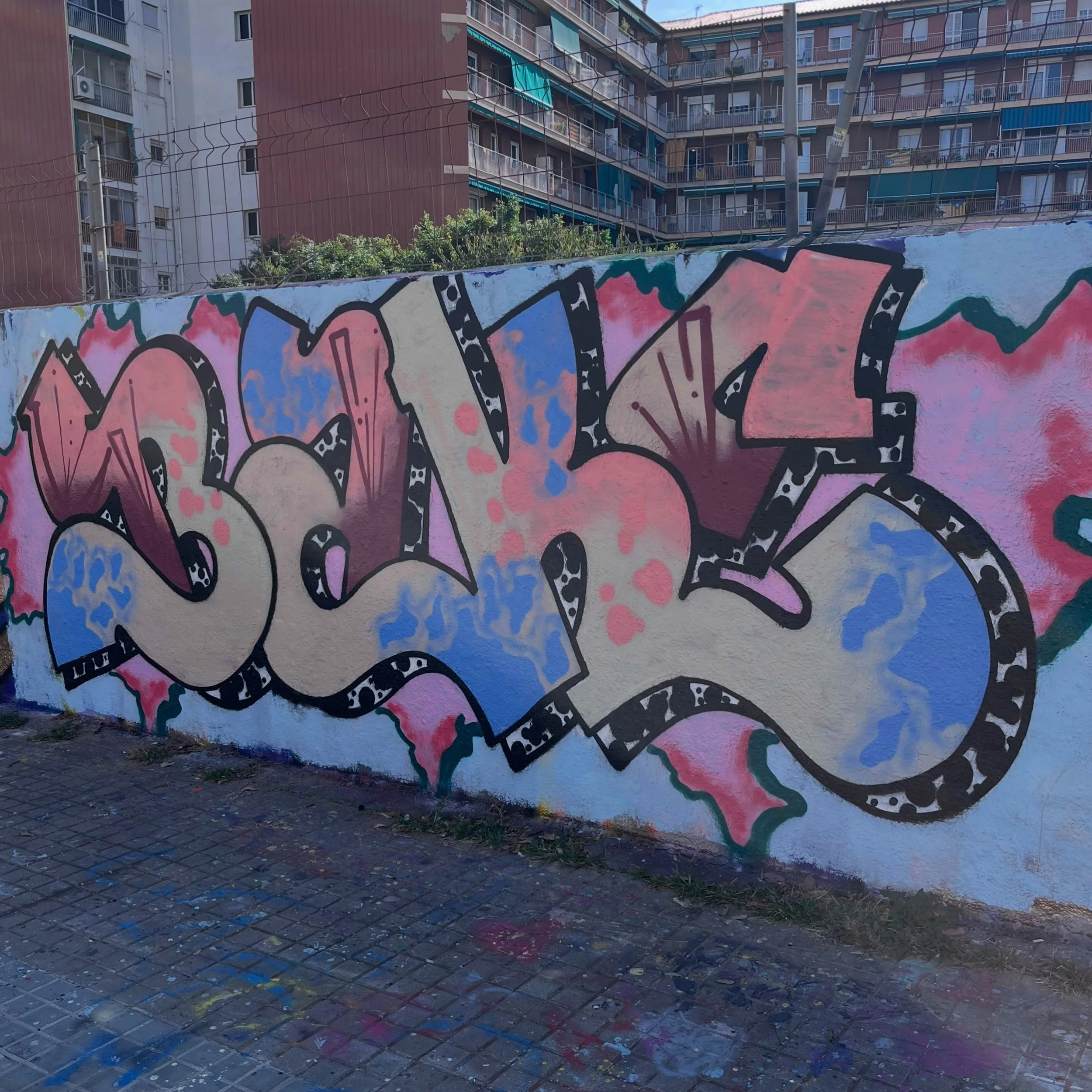 #graffiti #barcelonastreetart #barcelonastreetstyletour #streetarttourbarcelona #barcelonastreetarttour