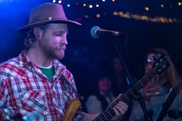 Tom @tbonesteeke holding down the low end with @thebrothersgillespie at @boojumbrewingco! 📷 by @capn_coop 
#Bass #Rock #Blues #Live #Gig #Photo #Studio412 @allinthetrunk #AllintheTrunk #Producer