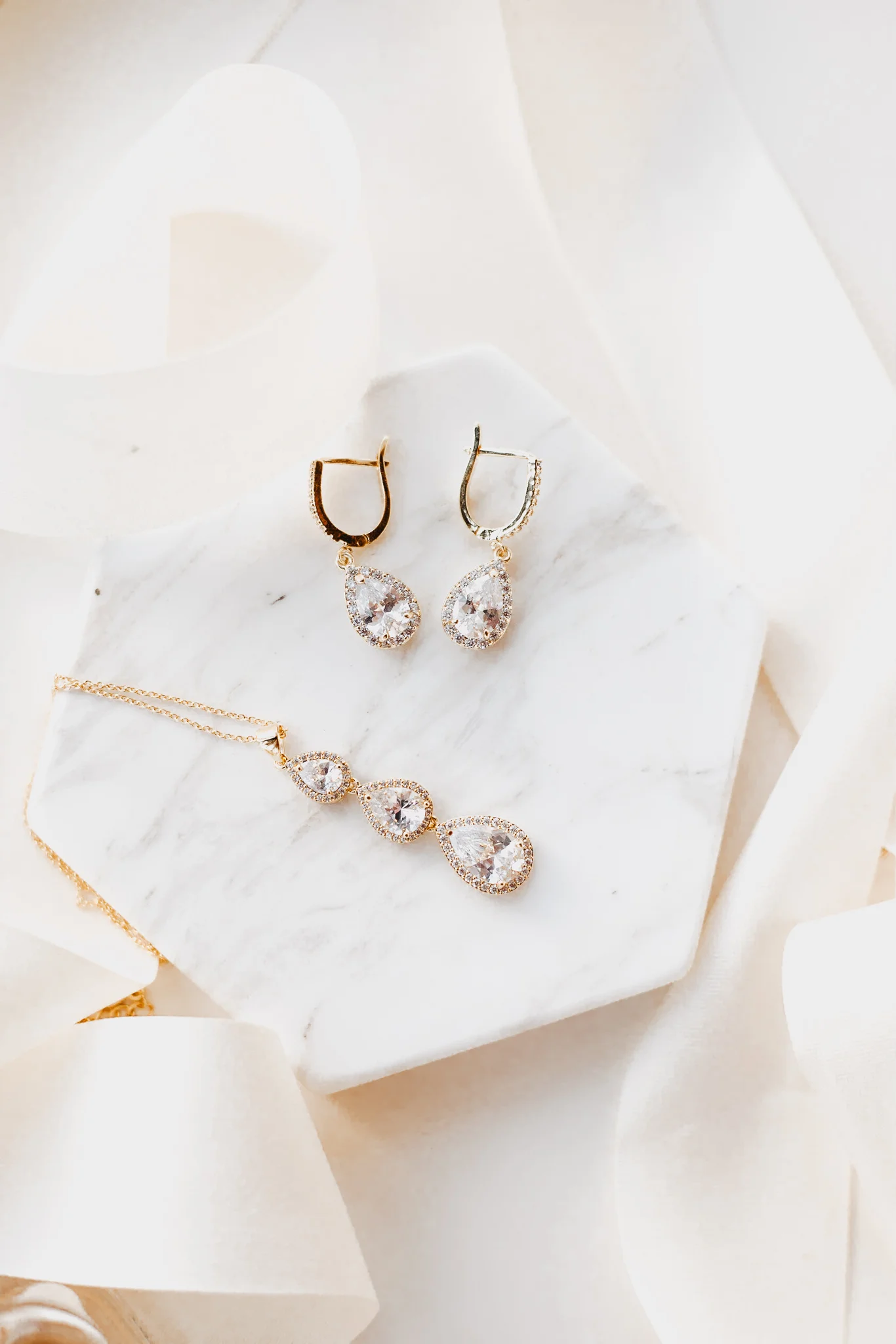 Megan + Jay | Cranberry and Gold Christmas Michigan Wedding | Ohio Wedding + Engagement Photographer | Catherine Milliron Photography