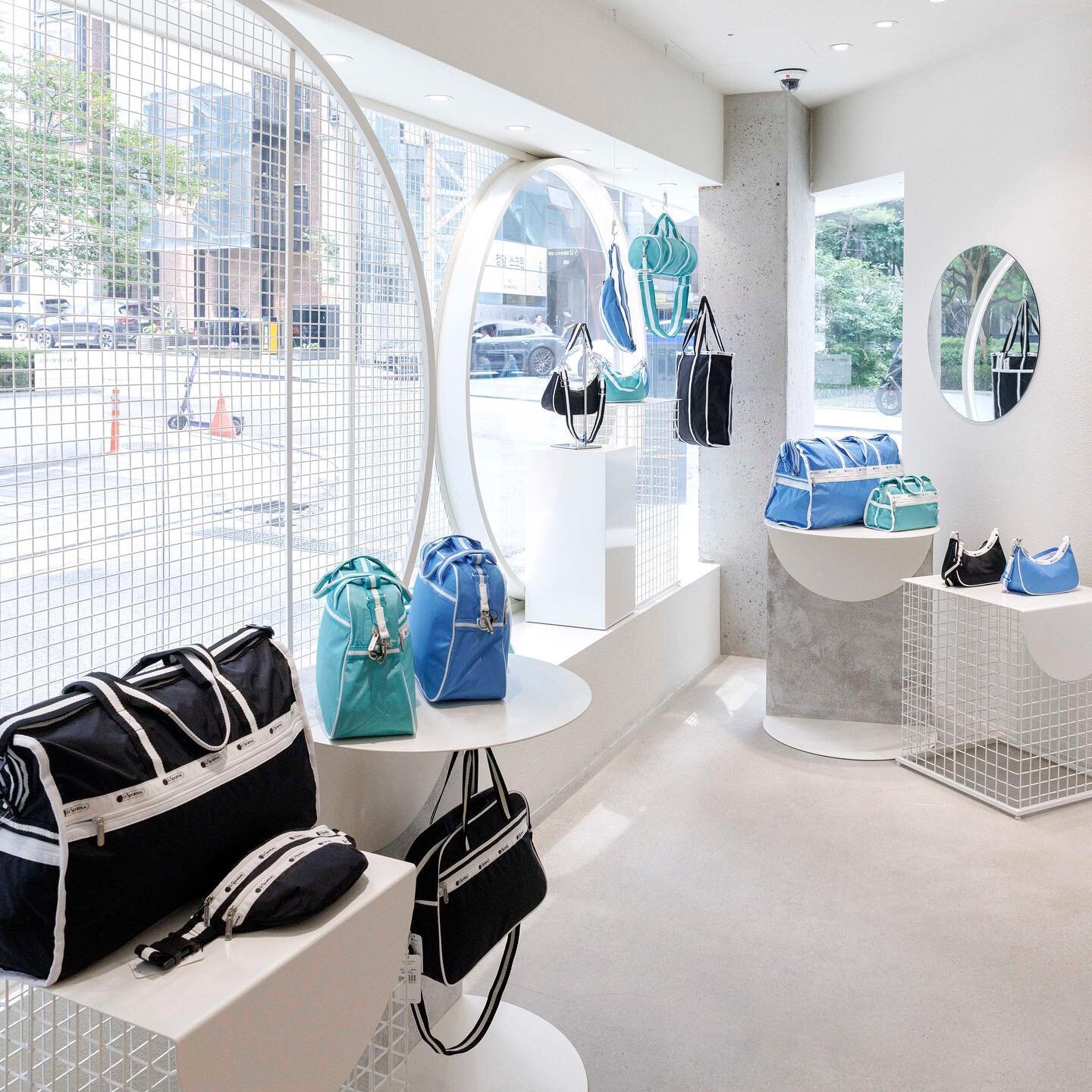 We believe in embracing spaces as they are&ndash;quirks and all. 💪 So for our newest @lesportsac store in South Korea, we leaned into and accentuated every curve in this uniquely compact space. 🌟