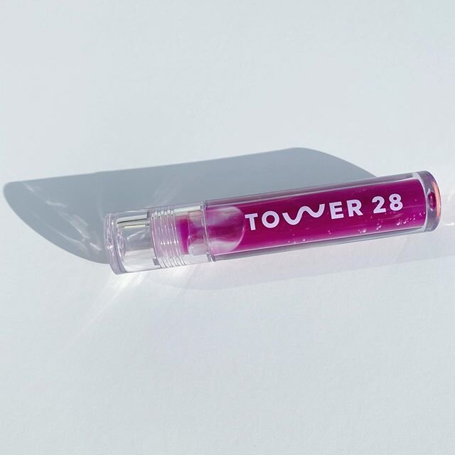 This gloss is everything 🙌🏻🙌🏻
.
.
@tower28beauty lip jelly in fear less is such a beautiful sheer berry color. Have been using it every day 🤍
Plus, it&rsquo;s gluten free 🌿
.
.
.
#beauty #cleanbeauty #beautytips #gloss #beautybloggers #greenbea