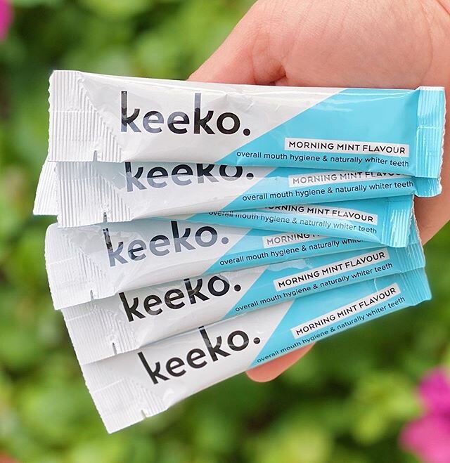 oil pulling ftw 🥥 🥥 .
.
.
. 
@keekooil whitens your teeth (I drink coffee every day and have noticed a huge difference 😁) 🥥 🥥 
It also helps with bad breath, sore throats, bleeding gums and overall mouth health 💯 .
.
Love using these sachets as