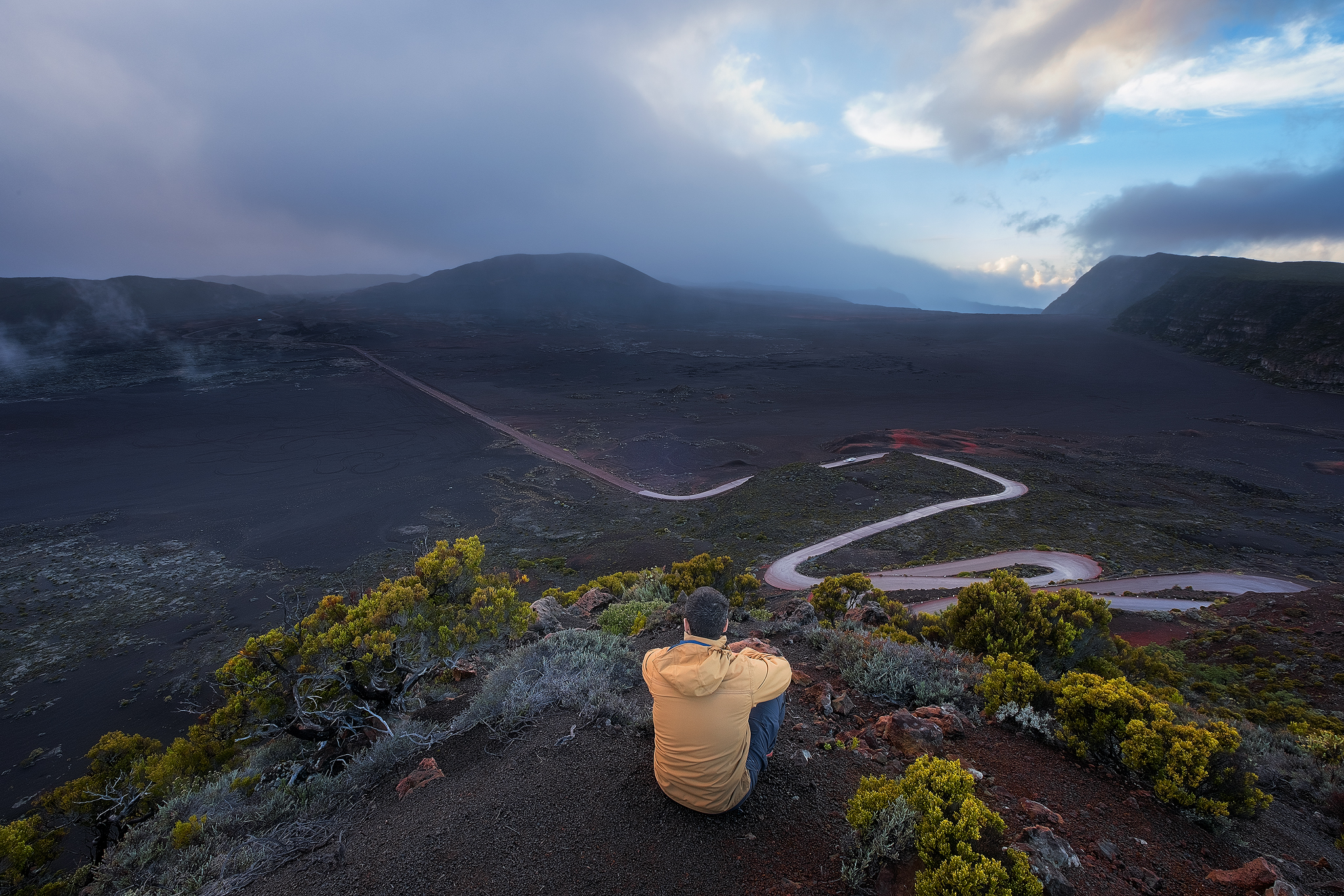 La Réunion offre un superbe terrain de jeu aux amateurs d'images. J'espère vous donner envie de découvrir cette île au travers de mes photographies.