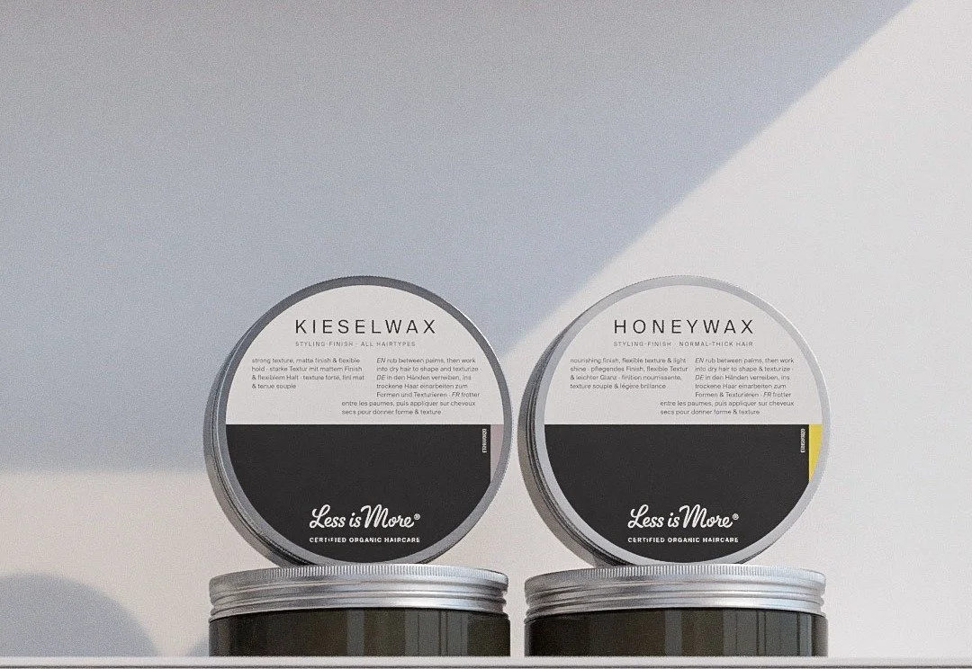 Which Wax for you?

KIESELWAX gives strong texture with matte finish and flexible hold, so the hair remains flexible and shapeable. Especially suitable for short hair, particularly fine hair. With invigorating peppermint and refreshing Sicilian lemon