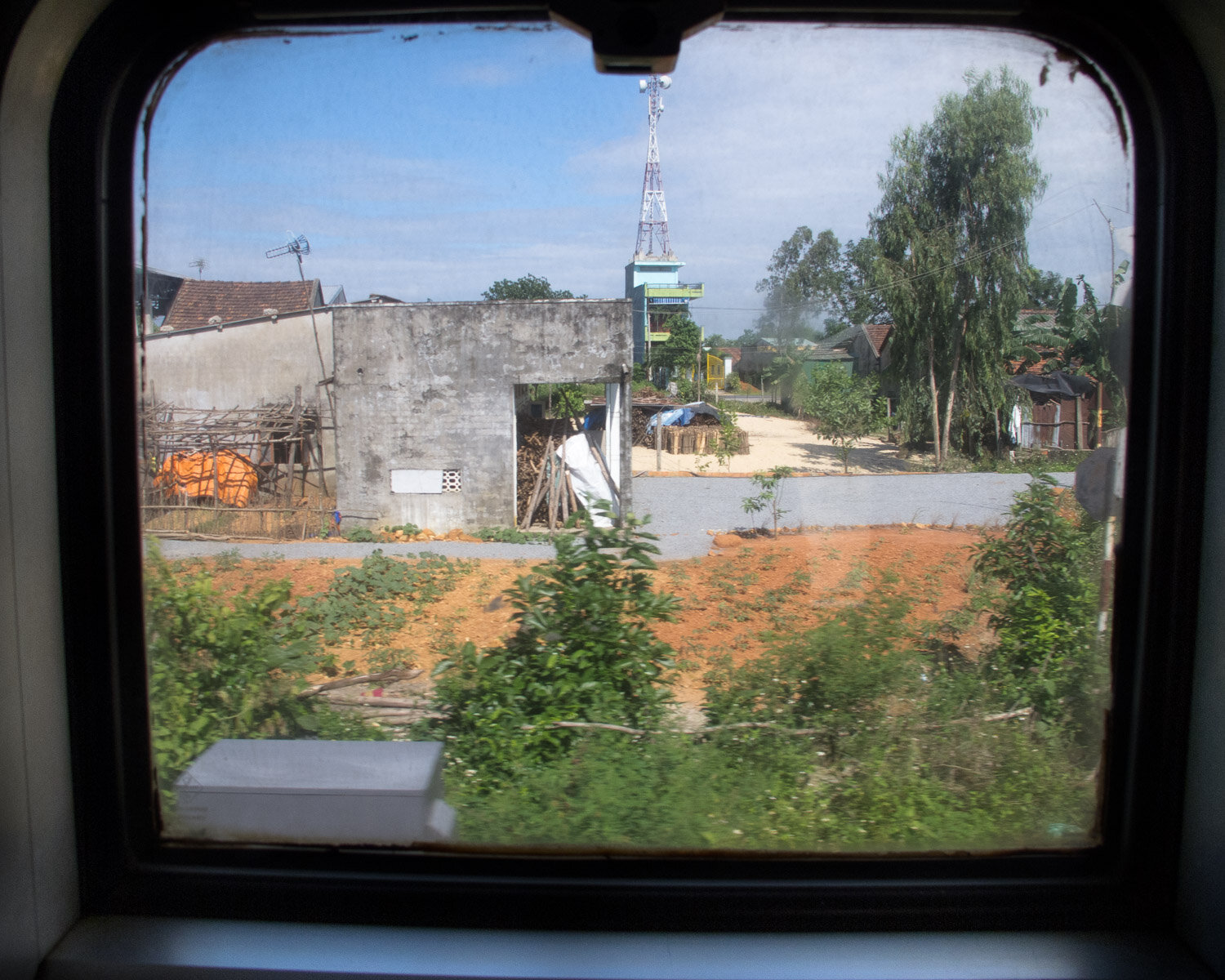 om_vietnam_trainwindow_08.jpg