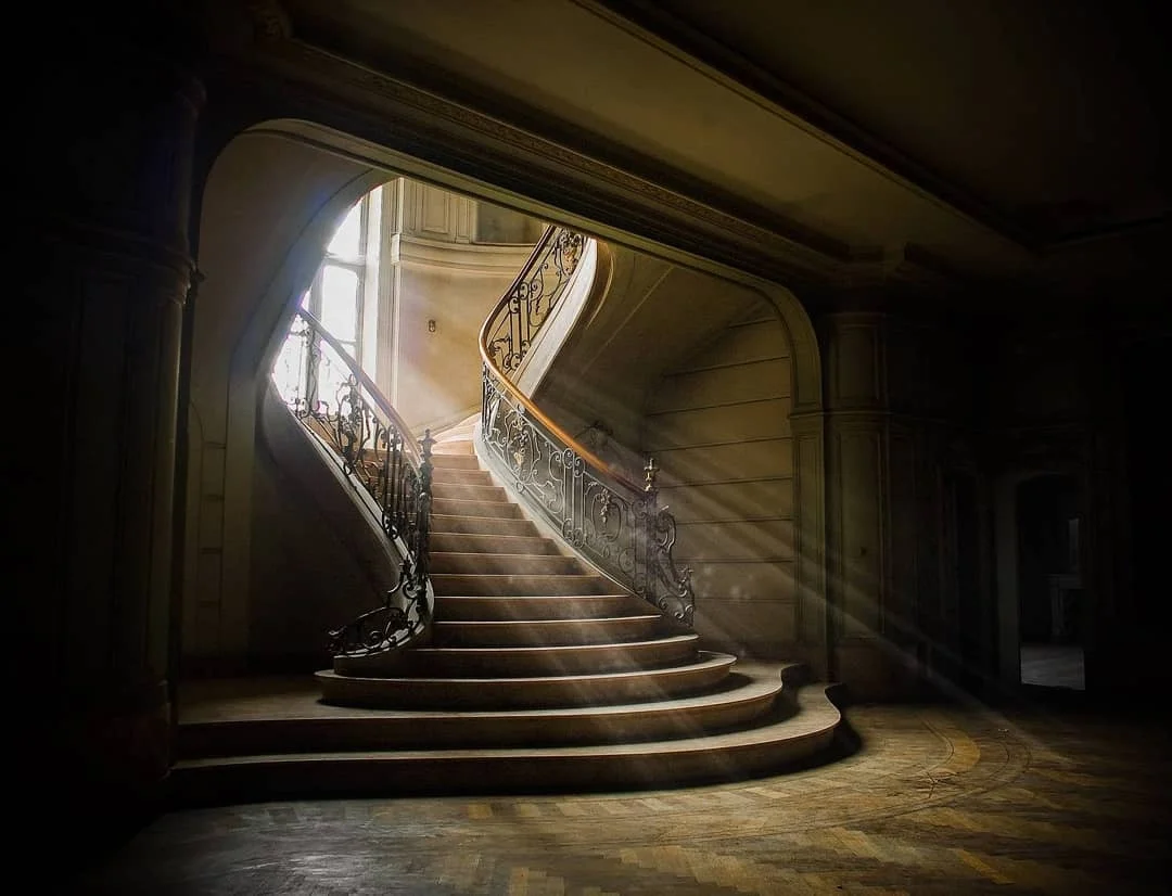 urbex-dark-staircase-lost-place.jpg