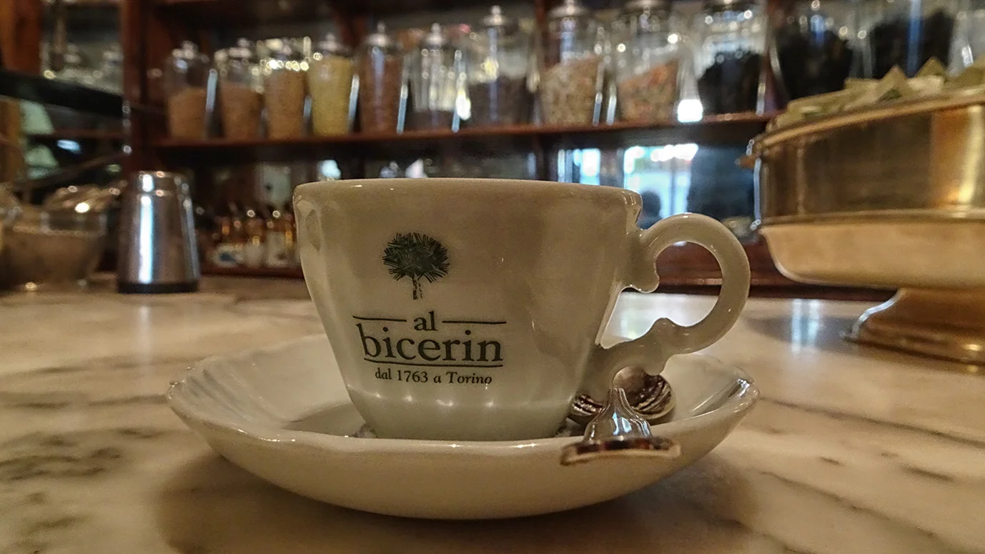 Aberto desde 1793, o Bicerin era o café preferido de Camillo Benso Conte di Cavour. - Bicerin no dialetto piemontese significa - bicchierino - copinho