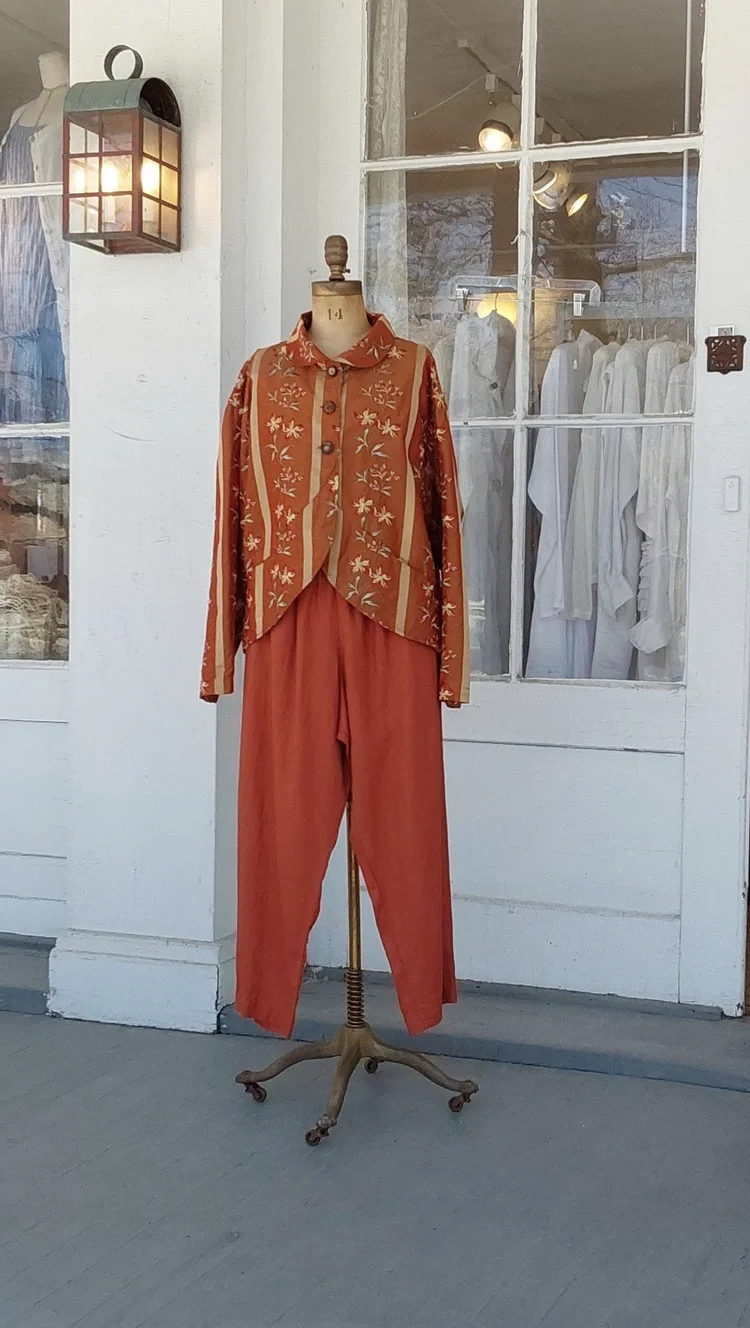 SPICE DRAGONFLY JACKET IN EXQUISITE SILK SPICE FLORAL — Miss Phyllis