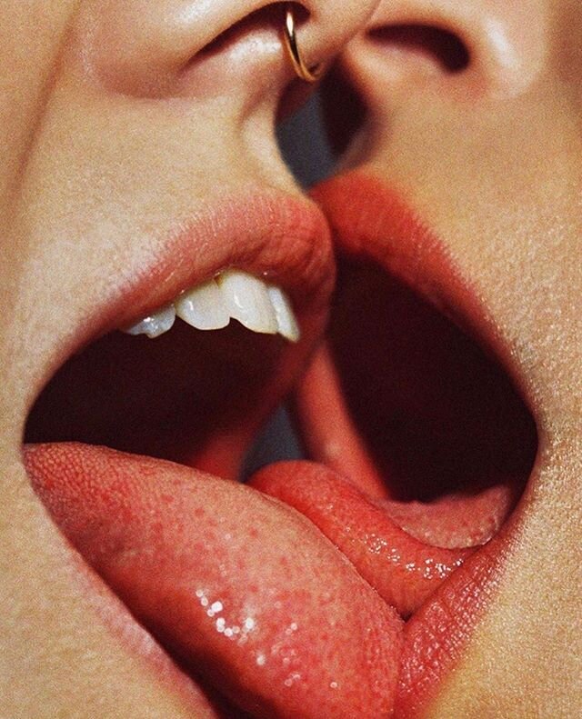 French kiss.
🇫🇷 &laquo;&nbsp;&Agrave; quoi penses-tu? Je pense au premier baiser que je te donnerai.&nbsp;&raquo; Paul Eluard
&mdash;&mdash;&mdash;
📷 @therese.ohrvall
&mdash;&mdash;&mdash;
#french #kiss #kissing #lips #baiser #bisou #embrasser #le