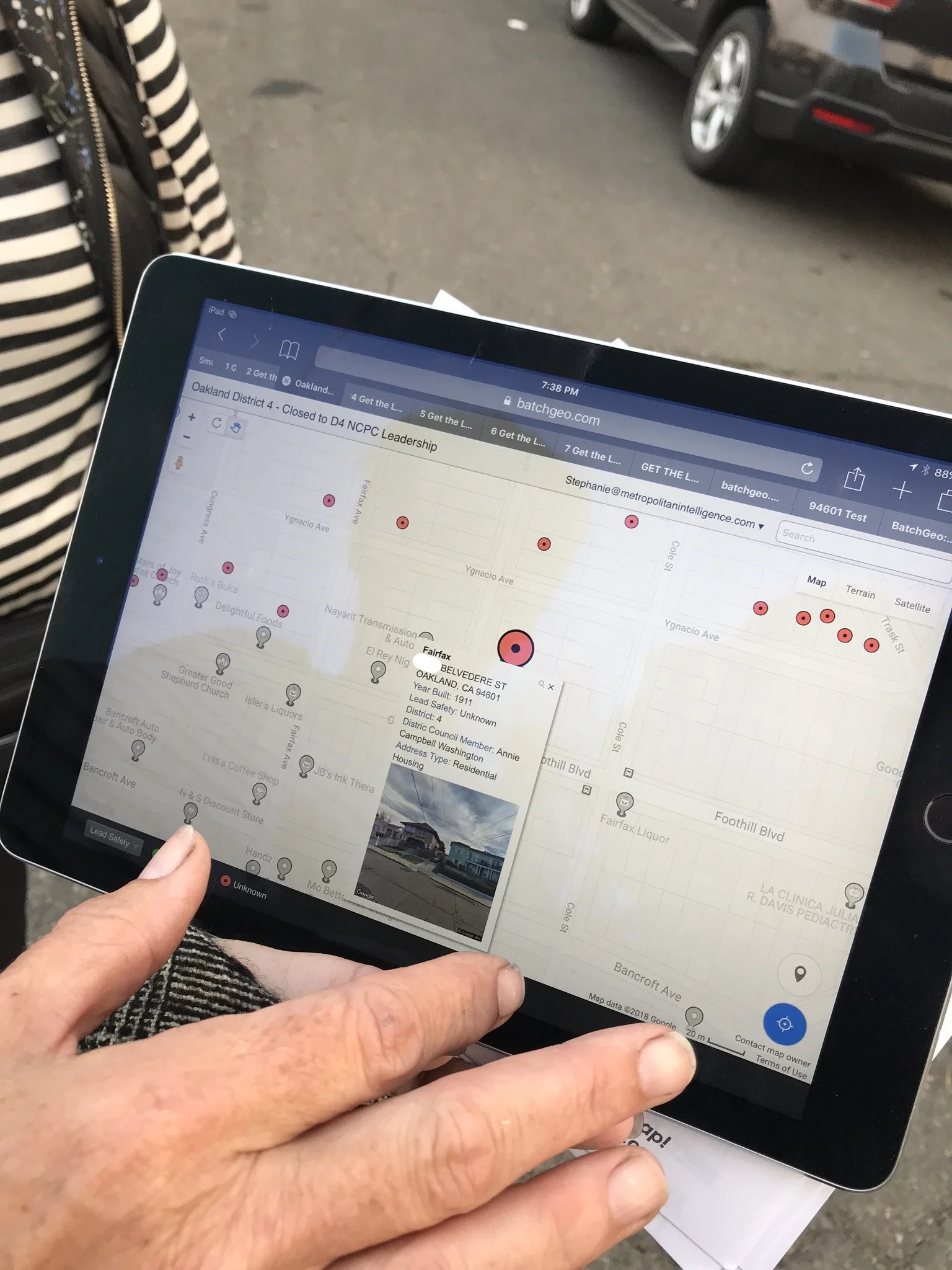 SmartOakland_NNO_Hand on App pointing_2.jpg