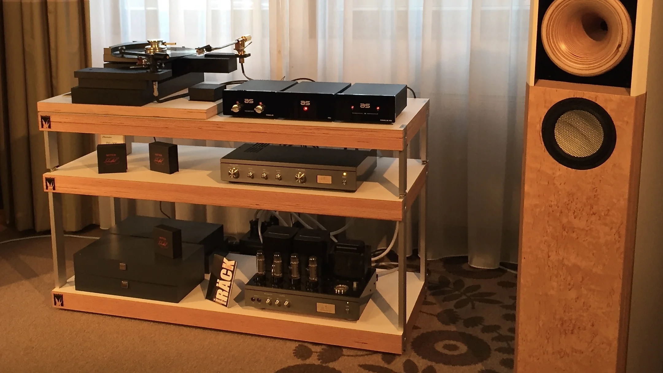 Très “Schick” ! RÄCK der Breite L mit den Modulen 35 und 15, in Multiplex High-Tech Furnier weiß. Ebenfalls zu sehen ist ein Prototyp des BRETT.