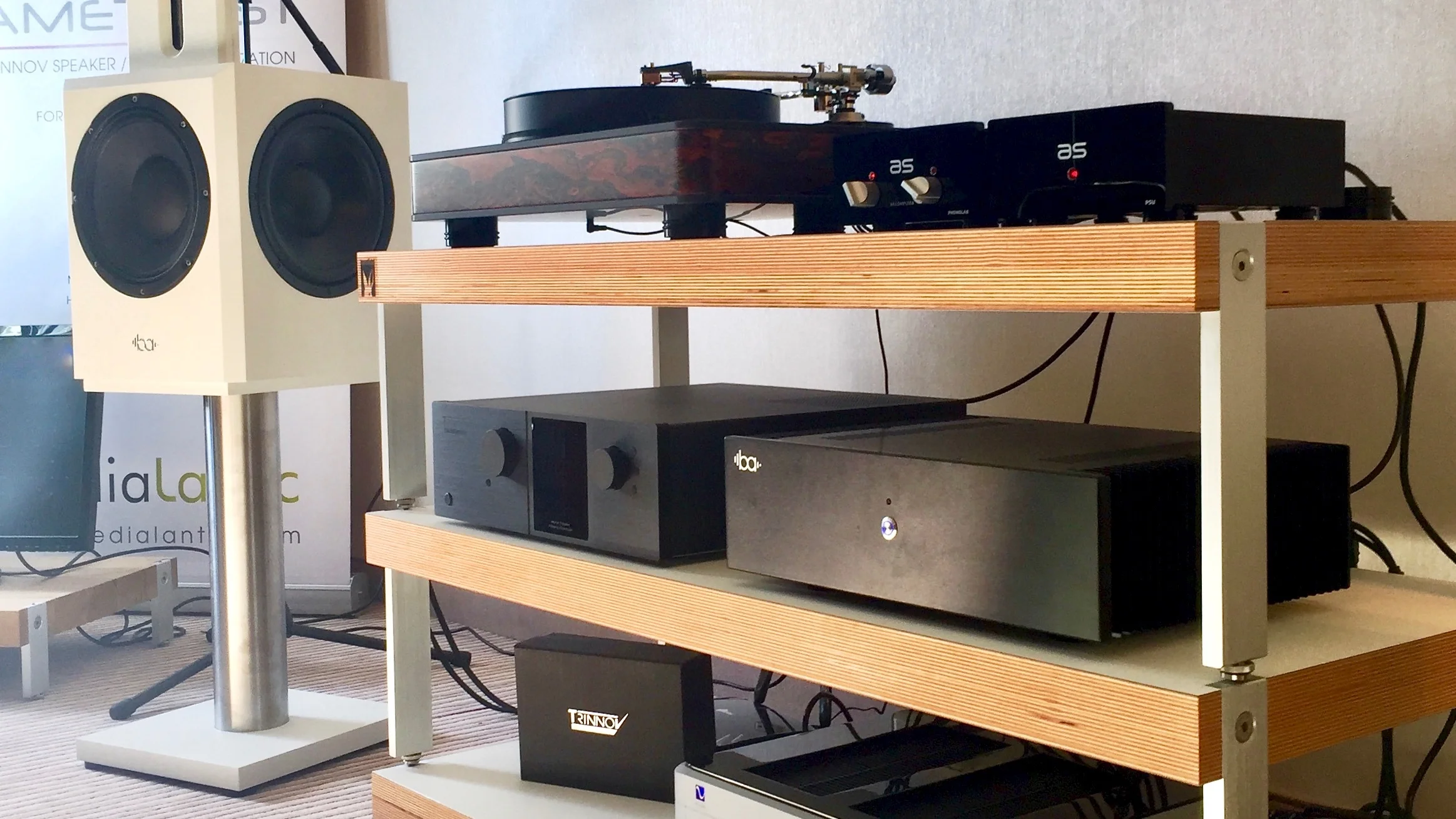 Big toys, big noise! Mit mehr als 108db gemessen. Konzertlautstärke für zu Hause. Zur Freude der Nachbarn. RÄCK der Breite L mit den Modulen 00, 25 und 25, in Multiplex High-Tech Furnier Weiß.