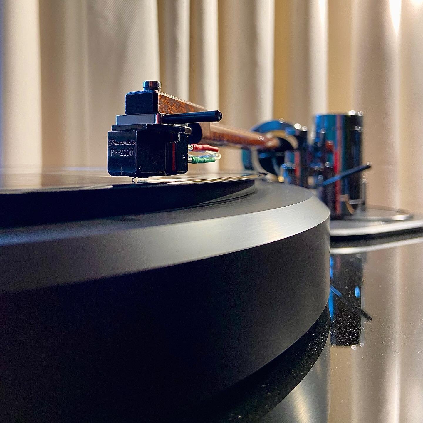 [PrimaryControl Kinea w/ Reference tonearm and Phasemation PP-2000 MC cartridge]&hellip; effortless, but not necessarily affordable. 🙊 Still, maybe the best turntable out there at its price point and far far beyond. Yes, double far, at least.
.
Wenn