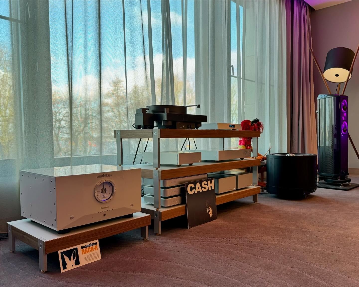 heute wieder in Level 3 - manche nennen es &ldquo;Wolke Sieben&rdquo;. Auf den @norddeutsche_hifitage zu bestaunen und belauschen. Wir halten mehr, als die Optik verspricht.
.
#beaudioful #rack #r&auml;ck #hifim&ouml;bel #audiophile #hifiporn #alster