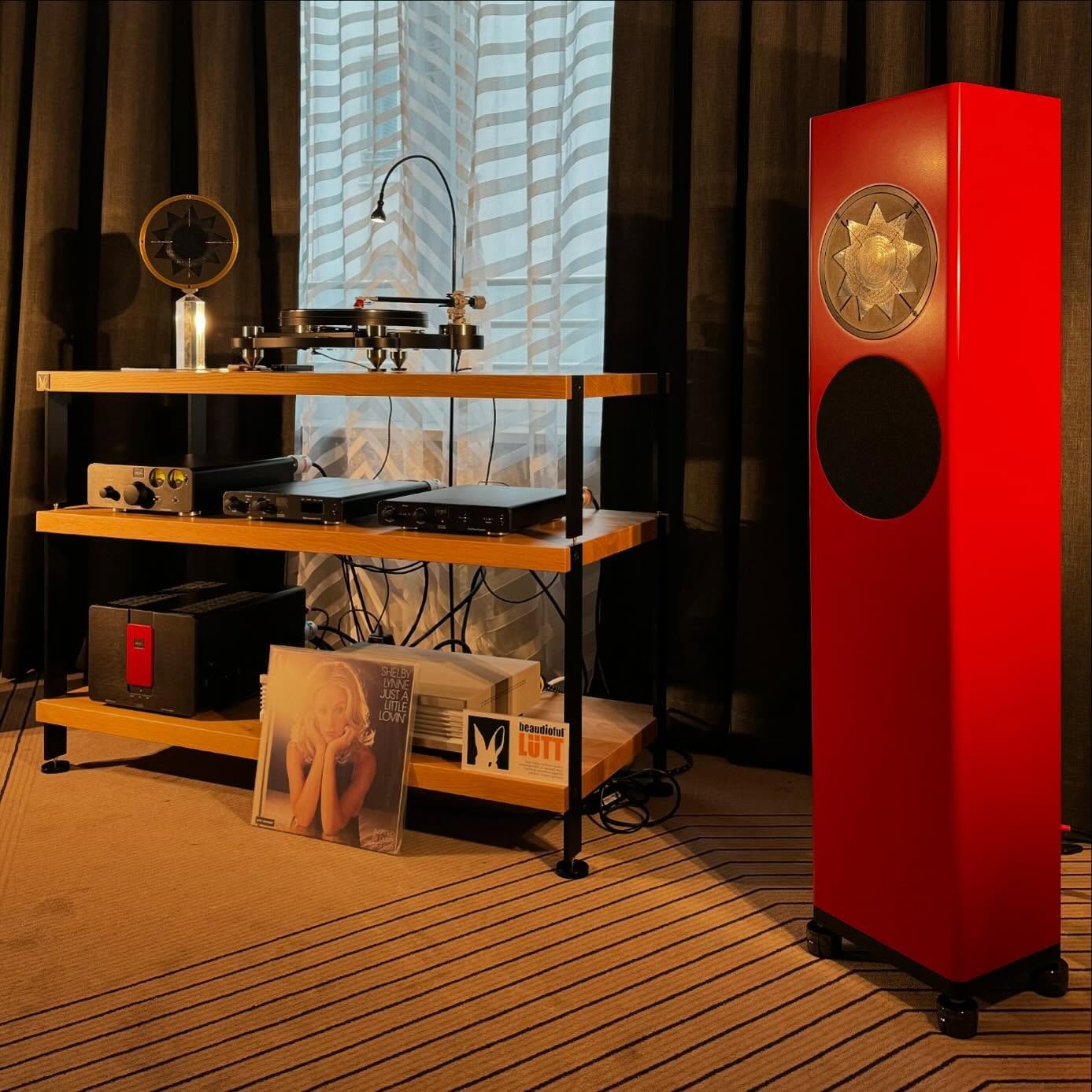 spielt zusammen mit @manger.audio p2 , Elektronik von @soundperformancelab , dem Muarah Plattenspieler und @audiotechnicausa , sowie Kabeln der Manufaktur WSS. Die NDHT&rsquo;25 waren uns ein Vergn&uuml;gen. Tsch&uuml;ss und auf bald.
.
&Uuml;brigens