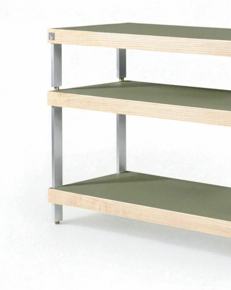 R&Auml;CK-R L mit 3 Ebenen. Kombination aus den Modulen 35+10 unten und 25 oben. Hier mit Silber-farbig eloxierten Aluminium-St&uuml;tzen, Linoleum Olive und nat&uuml;rlicher Esche. SP!KE in Messing. Preis-verd&auml;chtig! 🪩🐇
.
Was ist Deine Wahl? 