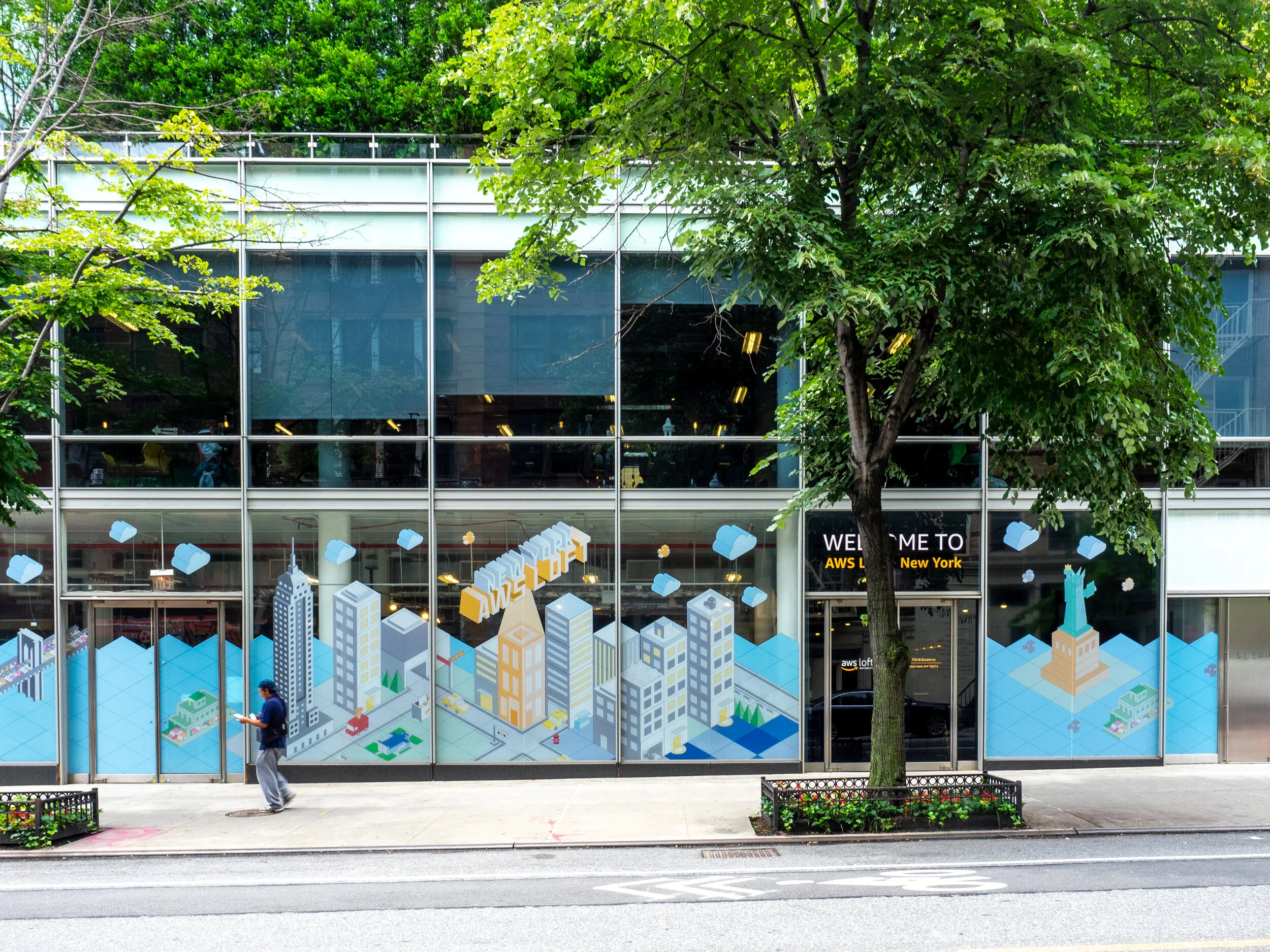 Amazon_Web_Services_(AWS)_Loft_-_NYC_(48129118457).jpg