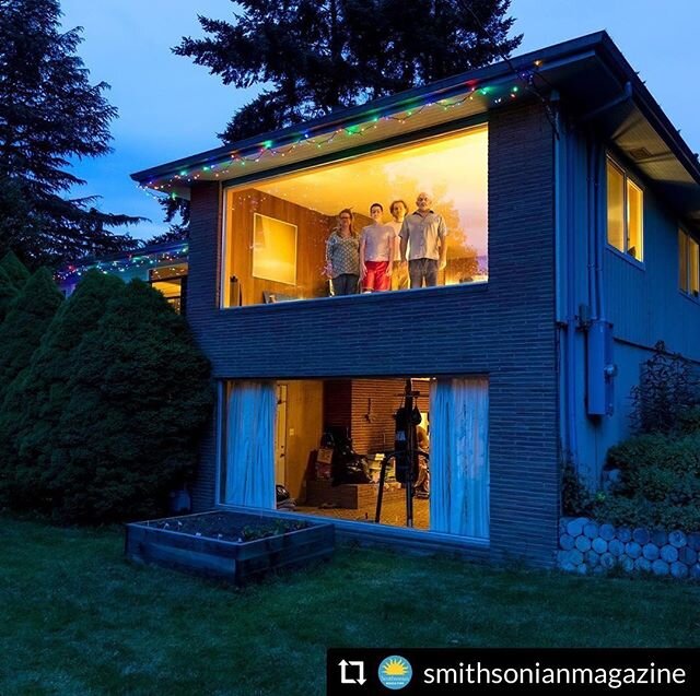 Lockdown image from Portland photographer @susanseubert who has been on assignment documenting folks in isolation. This image features Portland artist Nan Curtis and her family at home 🏠 More info on the project below.
#Repost @smithsonianmagazine
-