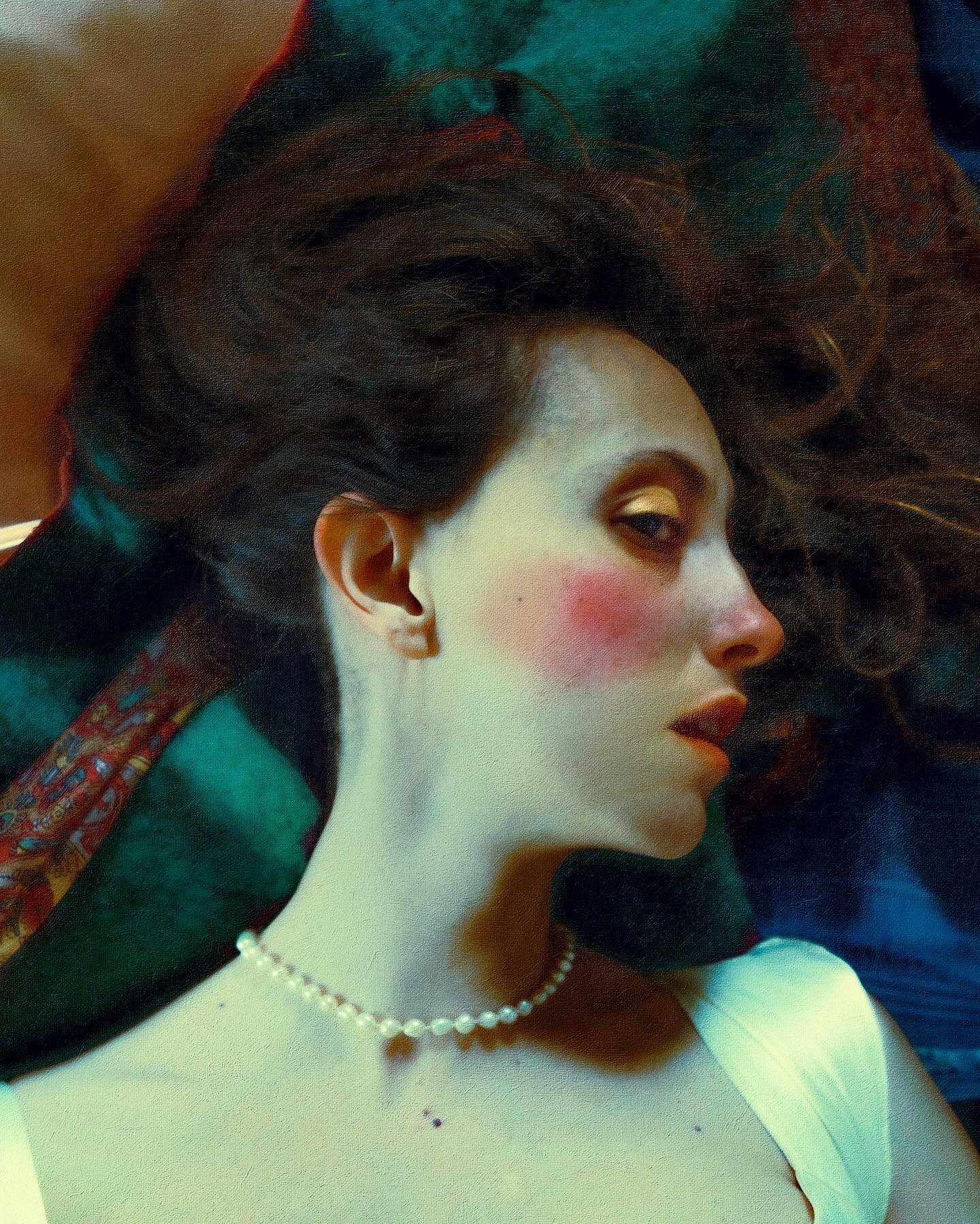 Gold for Klimt, red for Liepke.
Self-Portrait photography with a little love and solitude. 

#pearl #fineartphotography #lensculture #portraitmood #dergreif #painterlyphotos #painterlyphotography #selfportrait  #photovogue #blushed #artsharela #malco