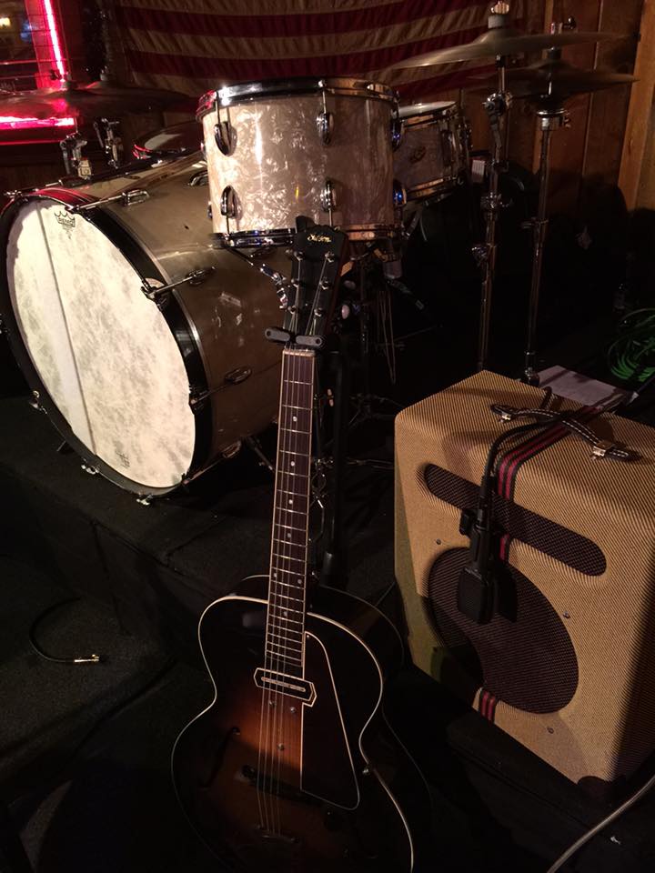 Vintage '47 VA-185G on stage